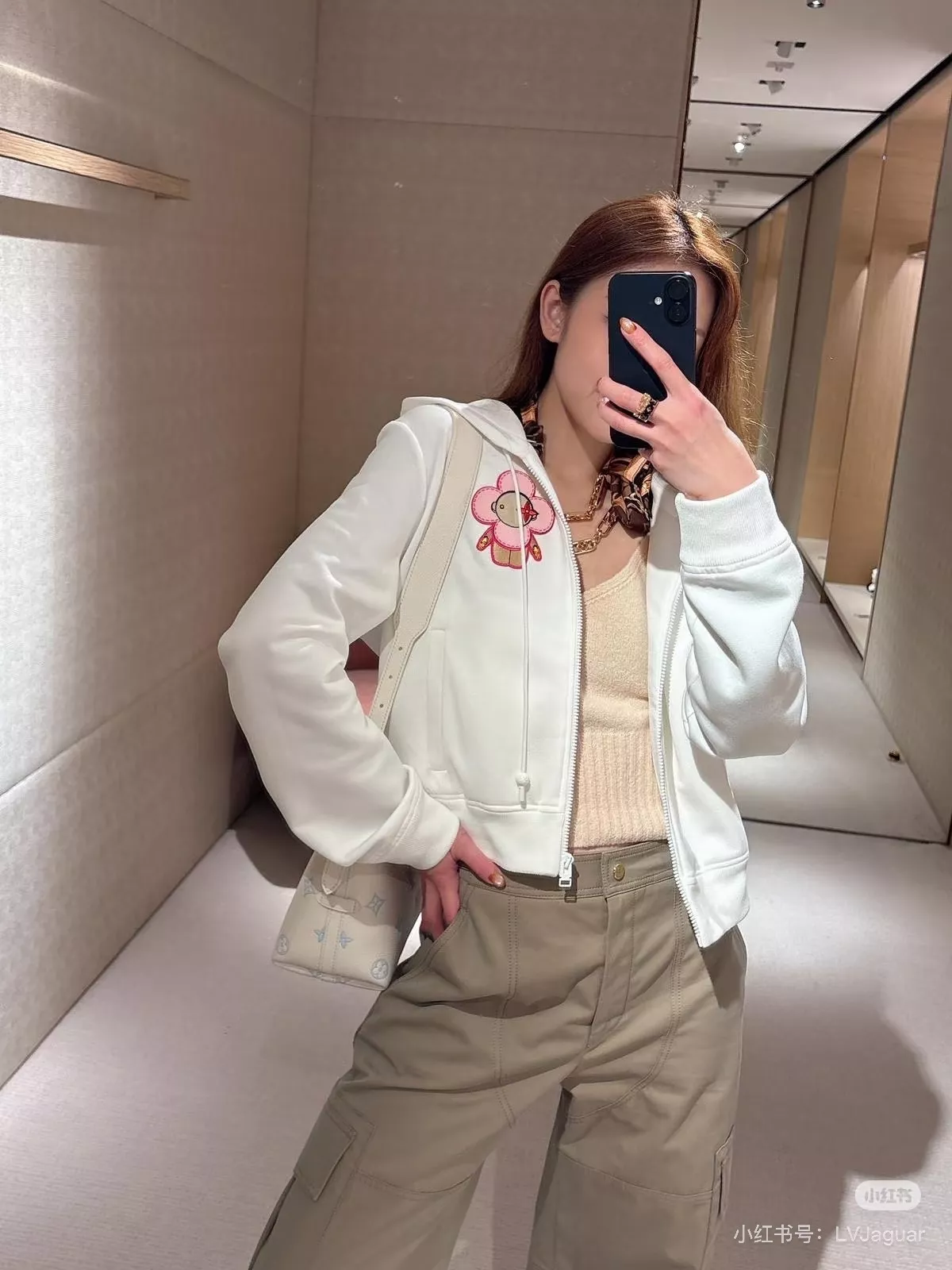 루이비통 26SS 카키 멀티포켓 하이웨이스트 카고 팬츠 상세 이미지 28