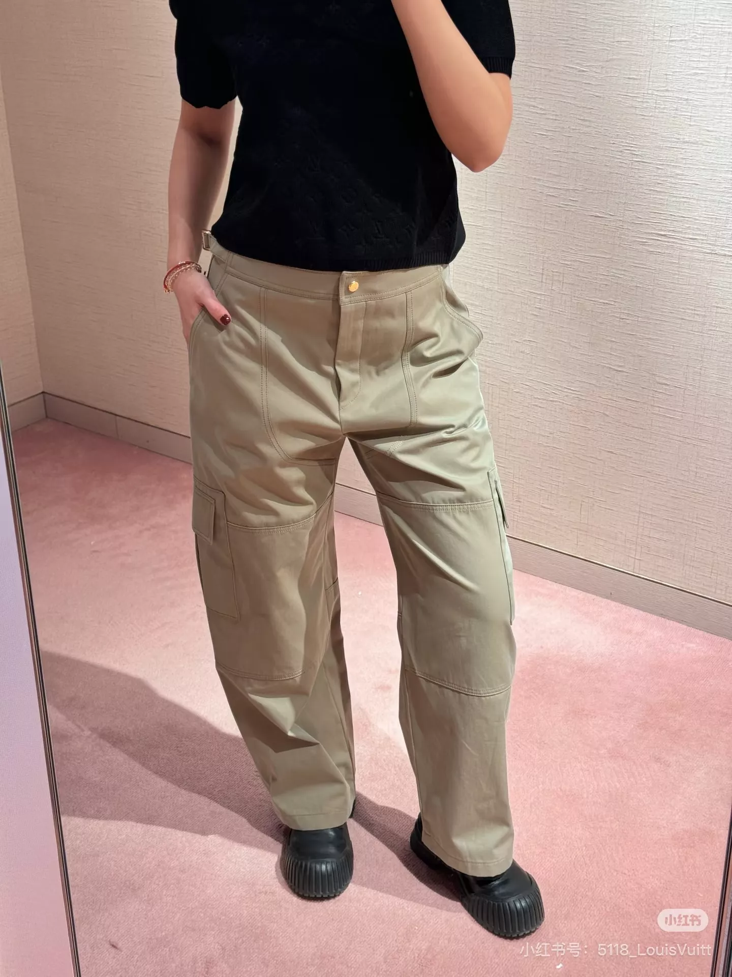 루이비통 26SS 카키 멀티포켓 하이웨이스트 카고 팬츠 상세 이미지 25