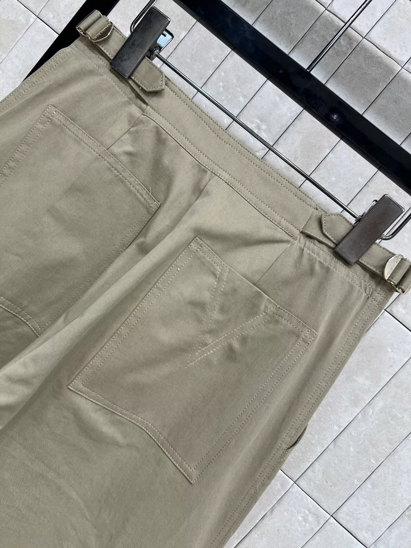 루이비통 26SS 카키 멀티포켓 하이웨이스트 카고 팬츠 상세 이미지 8