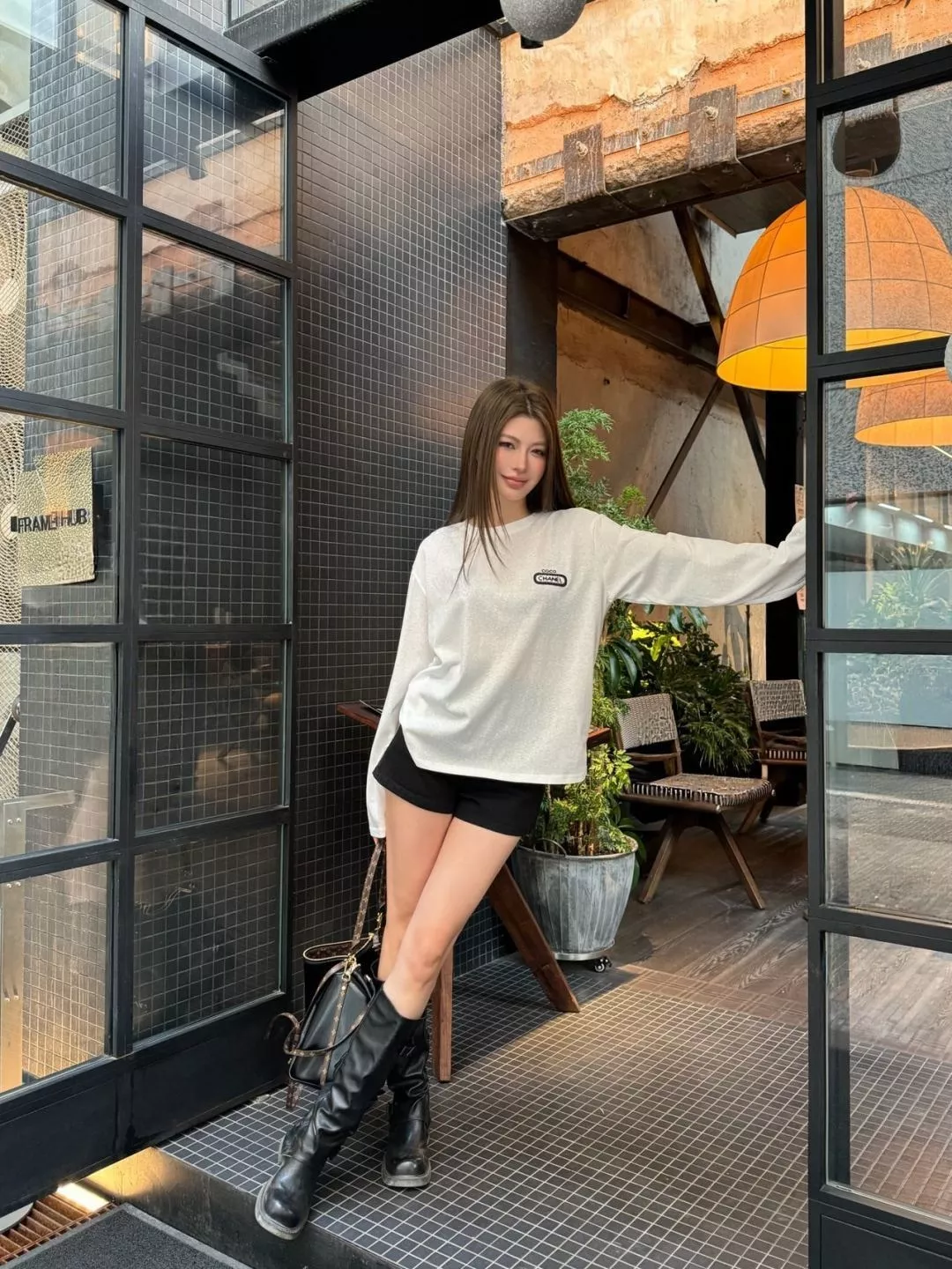샤넬 로고 자수 포인트 화이트 롱슬리브 티셔츠 상세 이미지 12