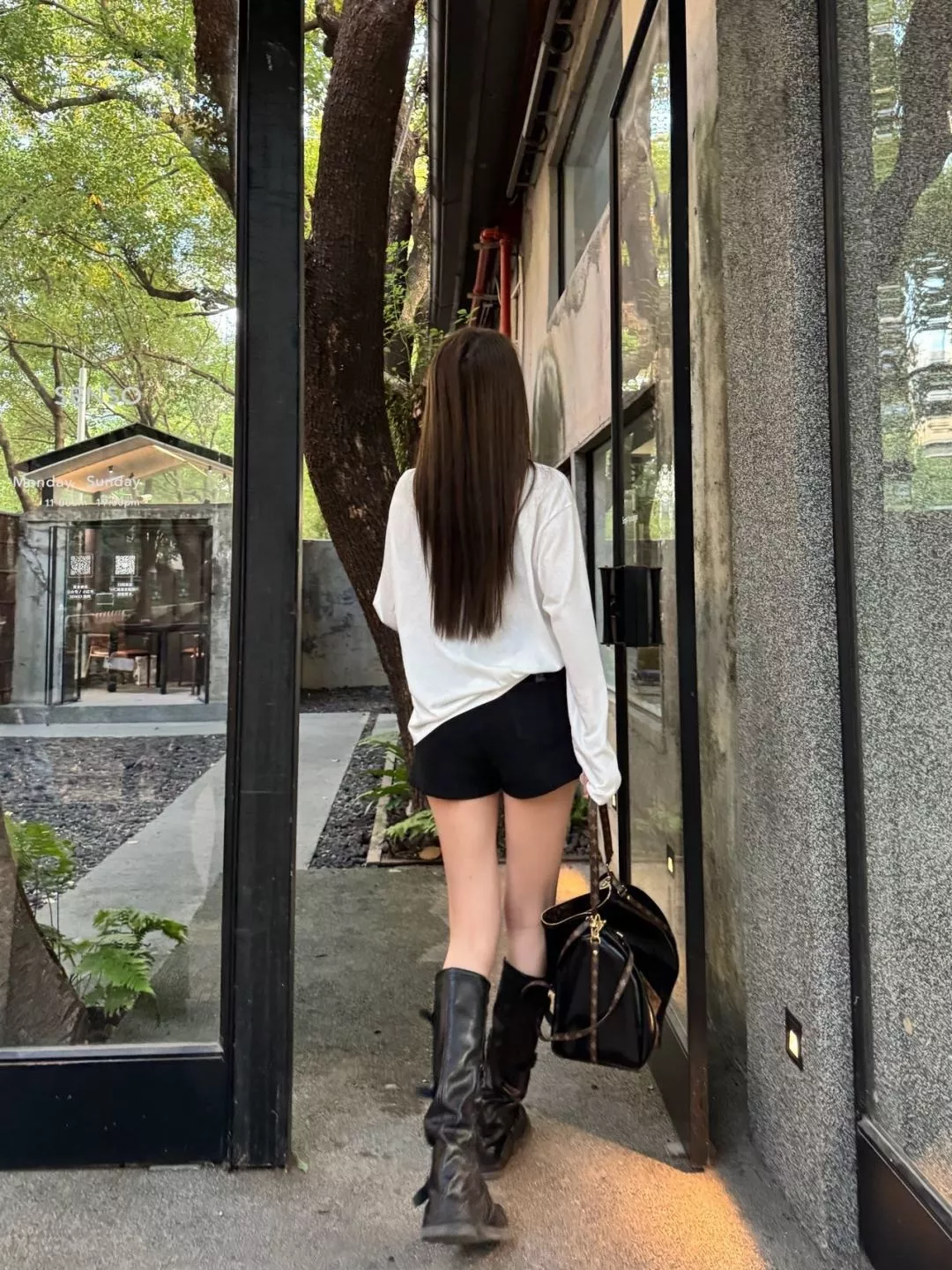샤넬 로고 자수 포인트 화이트 롱슬리브 티셔츠 상세 이미지 16