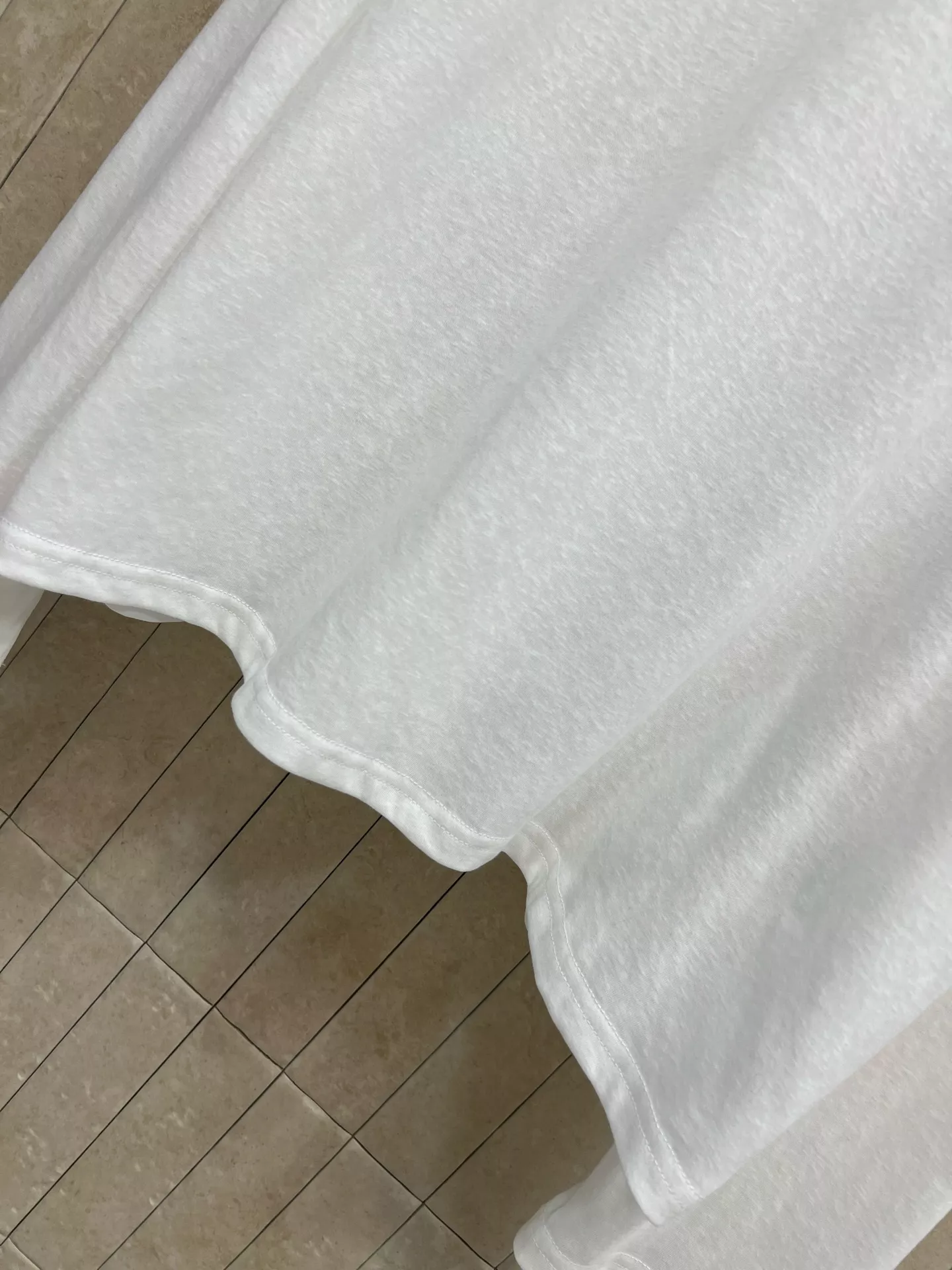 샤넬 로고 자수 포인트 화이트 롱슬리브 티셔츠 상세 이미지 3