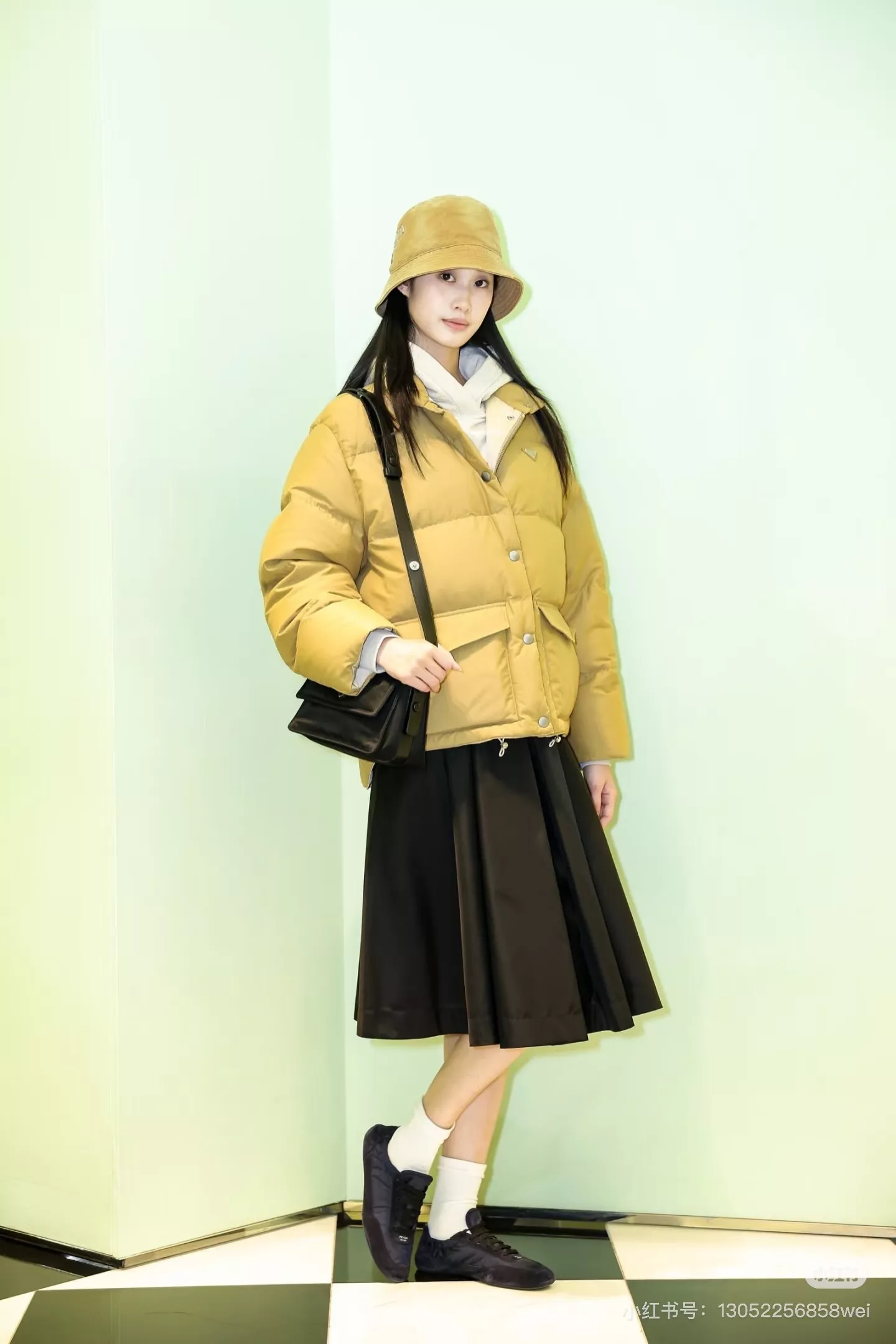 프라다 25FW 하이넥 볼륨 쇼트 패딩 재킷 상세 이미지 35
