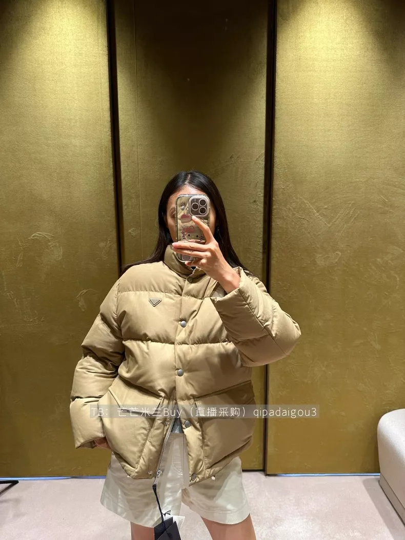 프라다 25FW 하이넥 볼륨 쇼트 패딩 재킷 상세 이미지 17