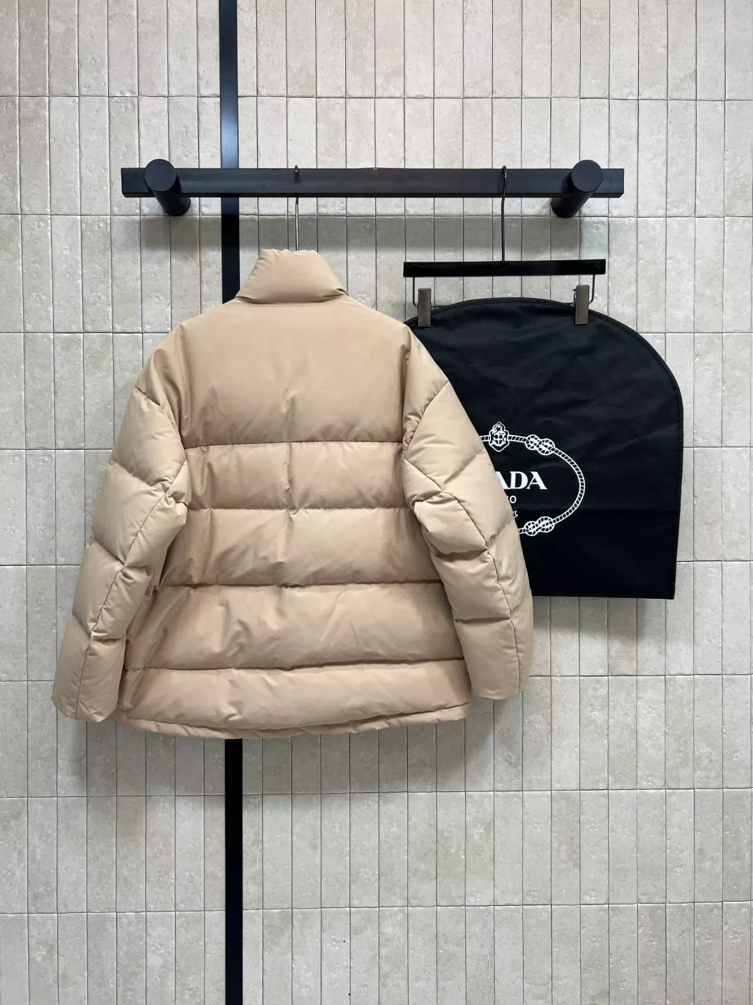 프라다 25FW 하이넥 볼륨 쇼트 패딩 재킷 상세 이미지 7