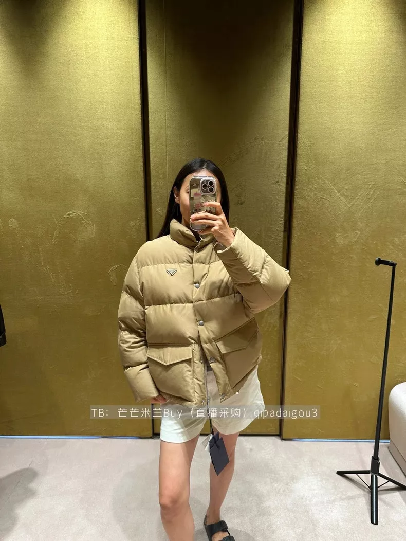 프라다 25FW 하이넥 볼륨 쇼트 패딩 재킷 상세 이미지 20