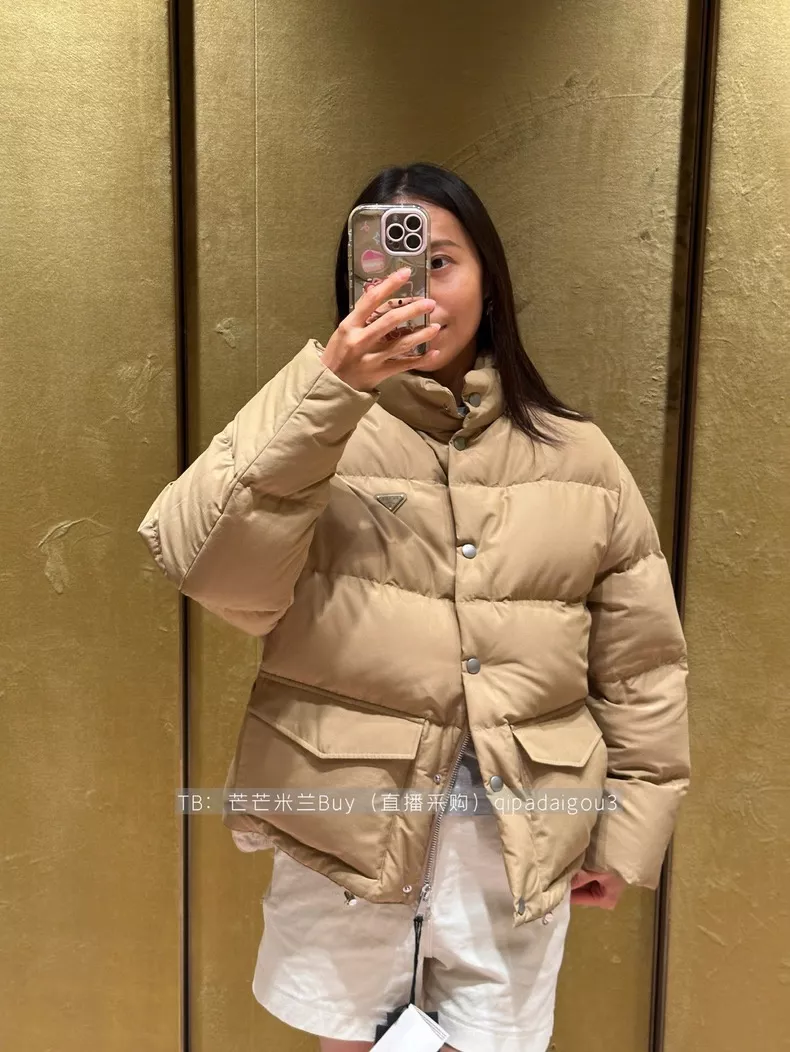프라다 25FW 하이넥 볼륨 쇼트 패딩 재킷 상세 이미지 22