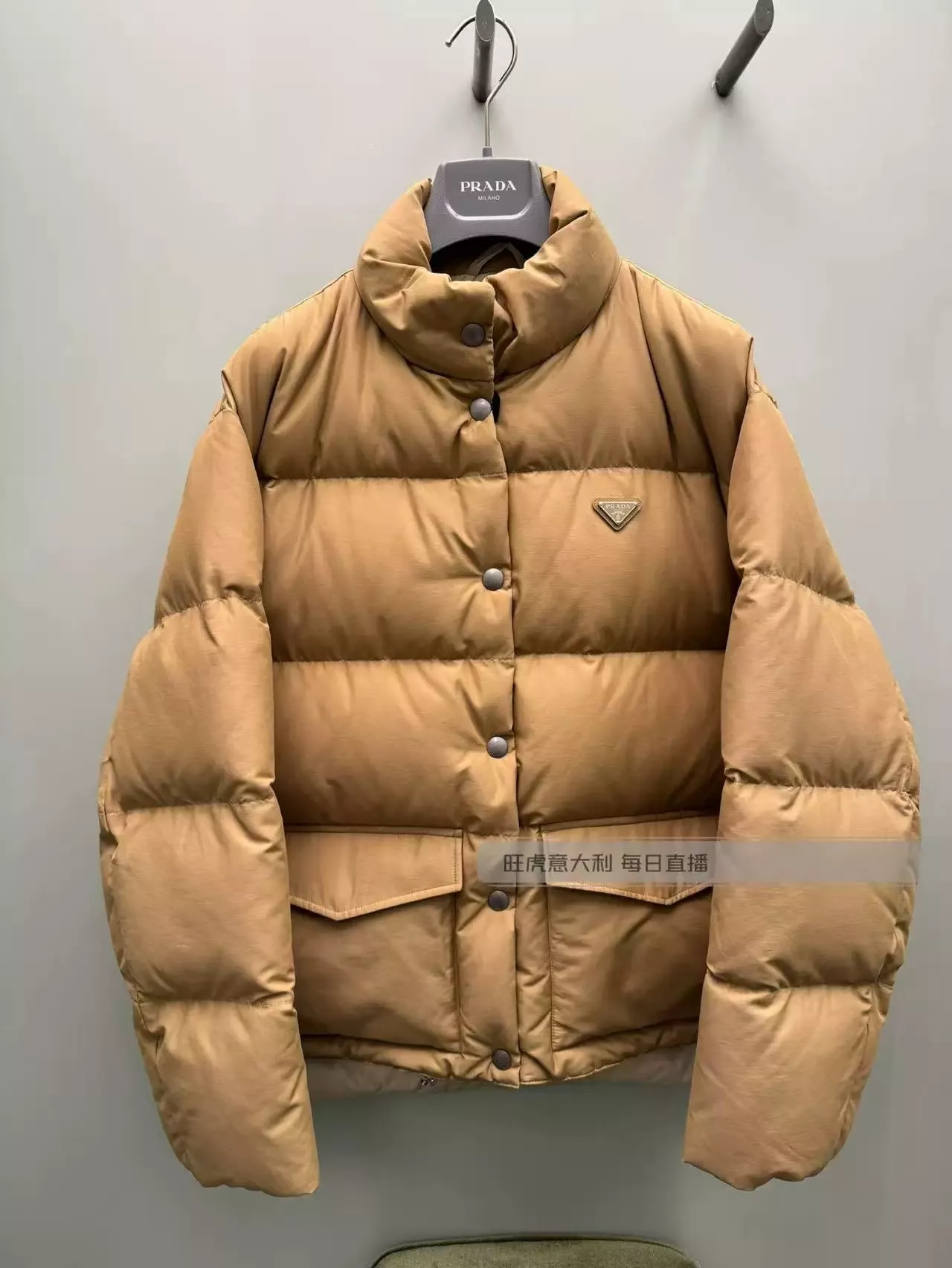 프라다 25FW 하이넥 볼륨 쇼트 패딩 재킷 상세 이미지 29