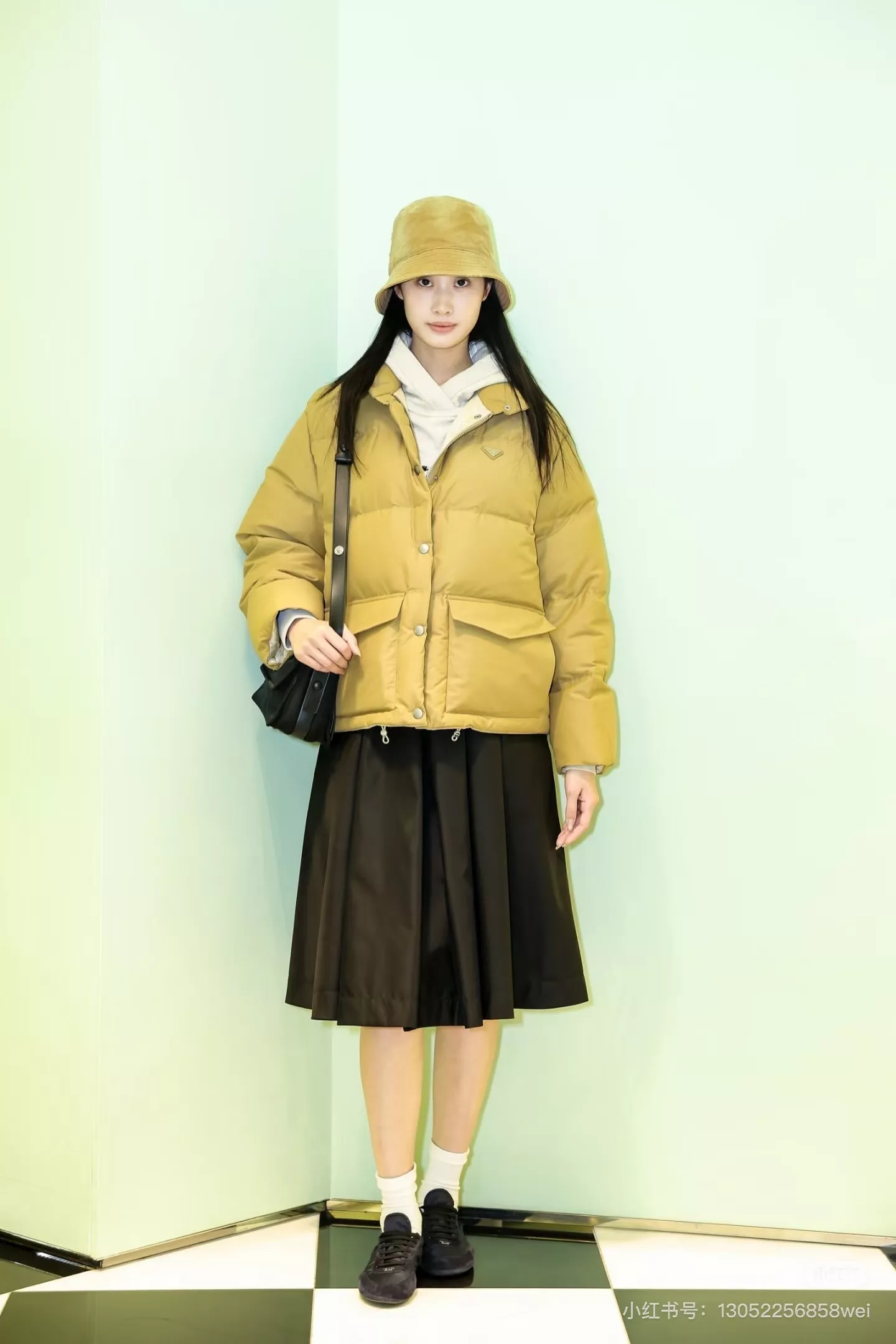 프라다 25FW 하이넥 볼륨 쇼트 패딩 재킷 상세 이미지 39