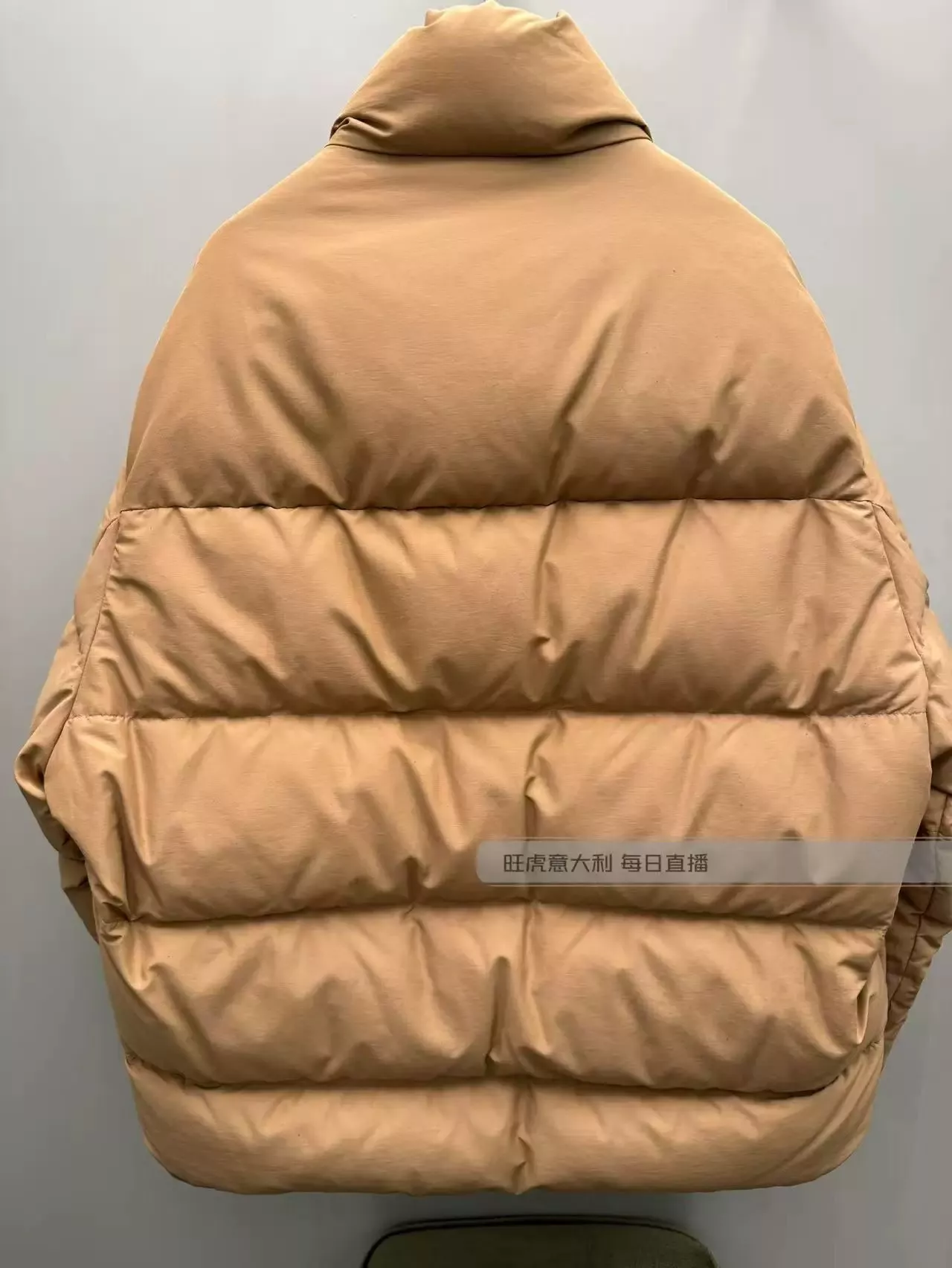 프라다 25FW 하이넥 볼륨 쇼트 패딩 재킷 상세 이미지 30