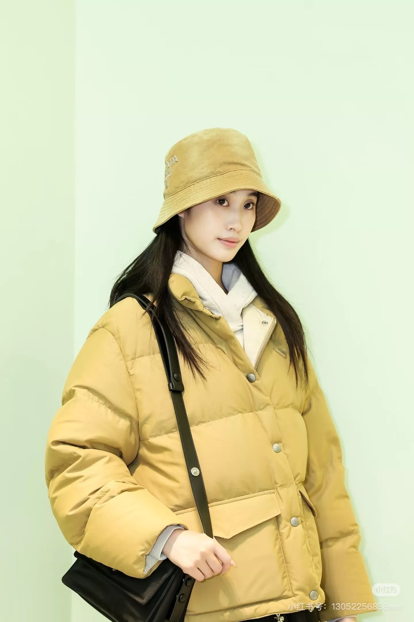 프라다 25FW 하이넥 볼륨 쇼트 패딩 재킷 상세 이미지 37