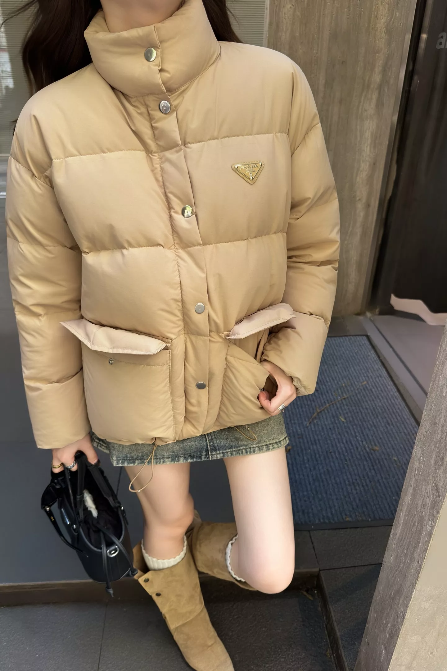 프라다 25FW 하이넥 볼륨 쇼트 패딩 재킷 상세 이미지 57