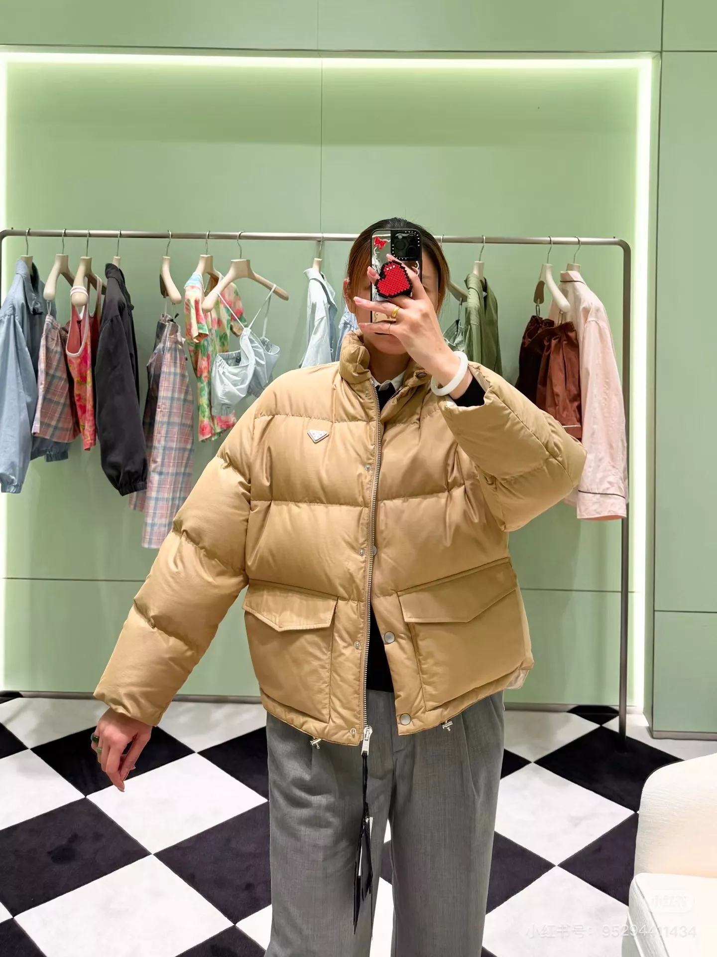 프라다 25FW 하이넥 볼륨 쇼트 패딩 재킷 상세 이미지 41
