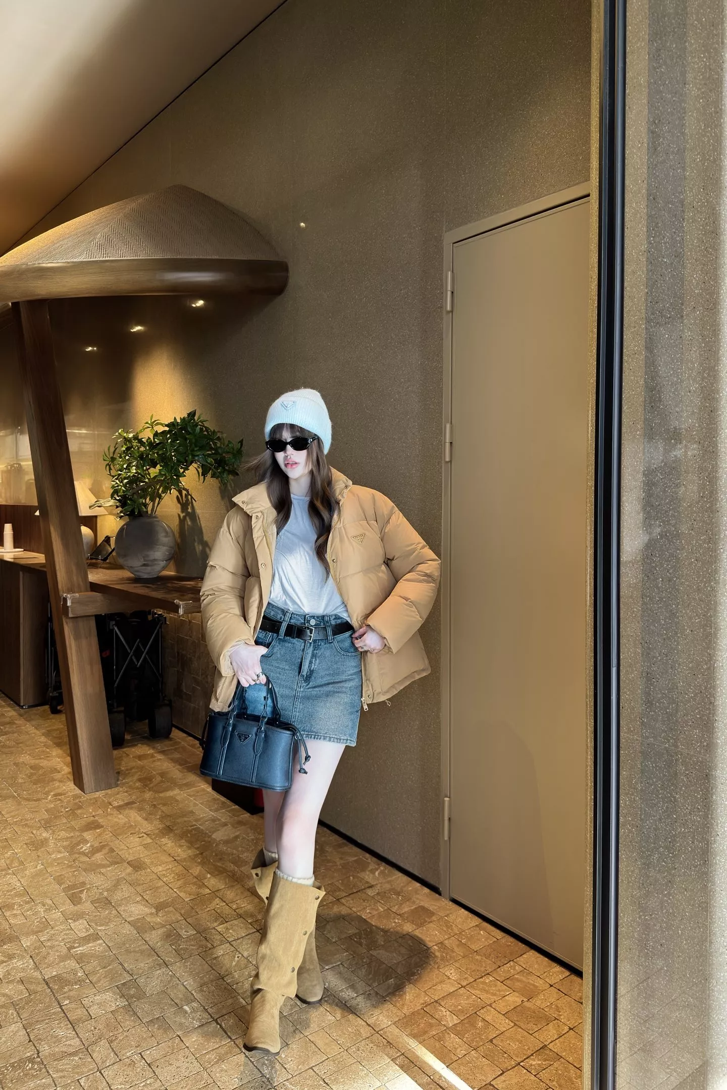 프라다 25FW 하이넥 볼륨 쇼트 패딩 재킷 상세 이미지 51