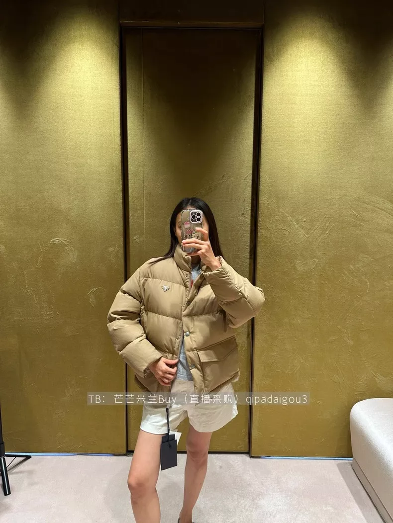 프라다 25FW 하이넥 볼륨 쇼트 패딩 재킷 상세 이미지 18