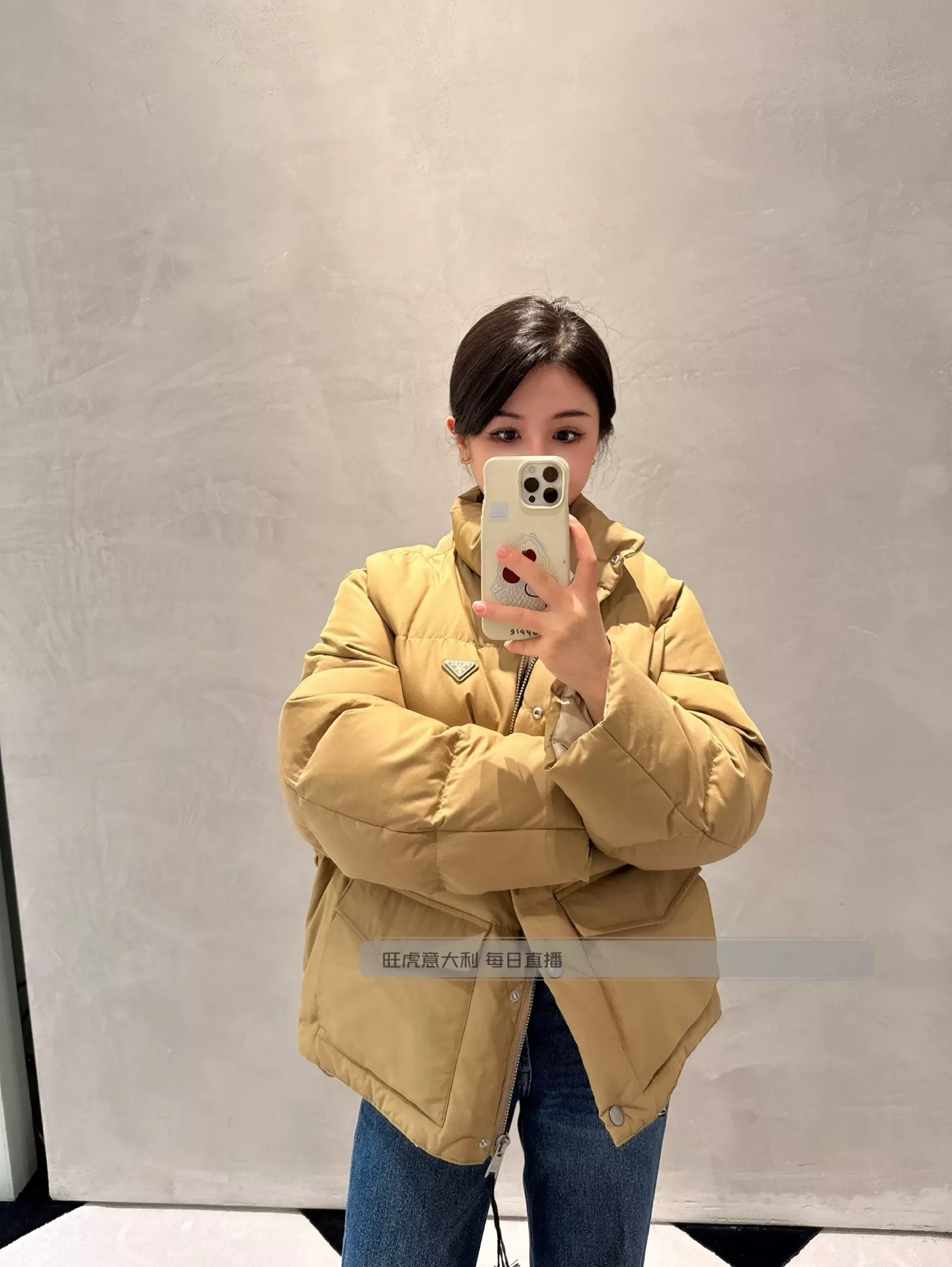 프라다 25FW 하이넥 볼륨 쇼트 패딩 재킷 상세 이미지 28