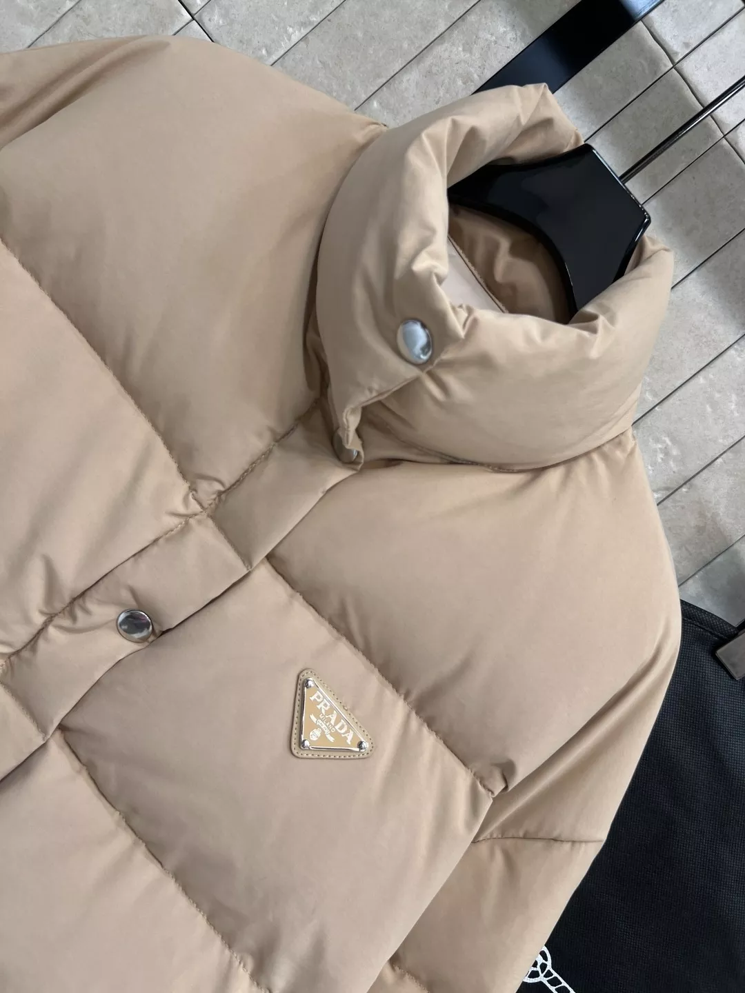 프라다 25FW 하이넥 볼륨 쇼트 패딩 재킷 상세 이미지 2