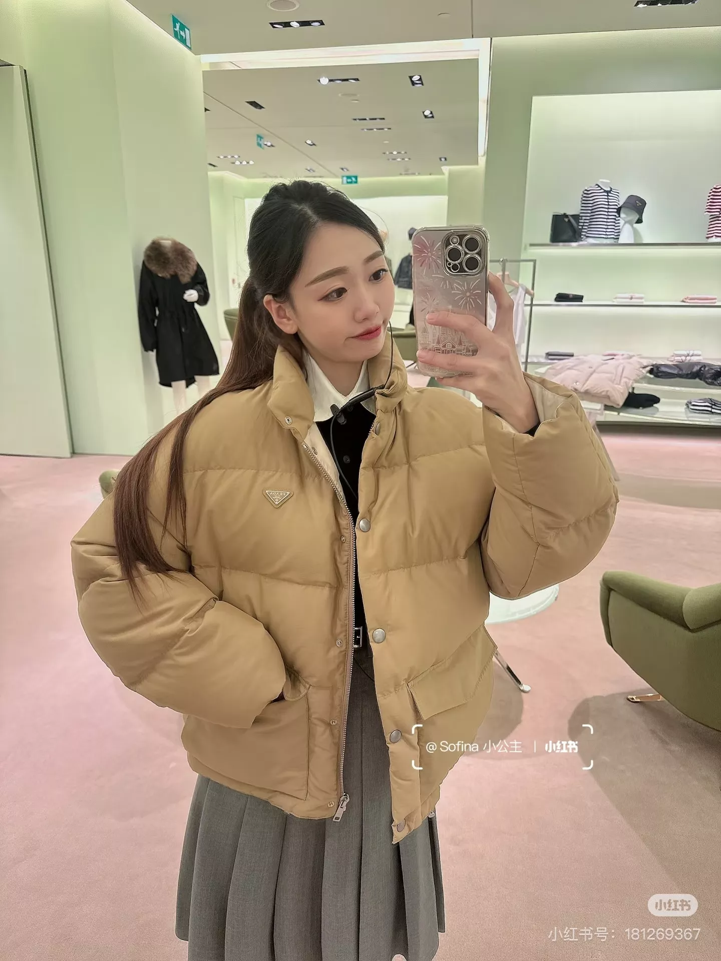 프라다 25FW 하이넥 볼륨 쇼트 패딩 재킷 상세 이미지 47