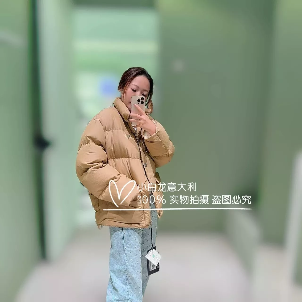 프라다 25FW 하이넥 볼륨 쇼트 패딩 재킷 상세 이미지 24