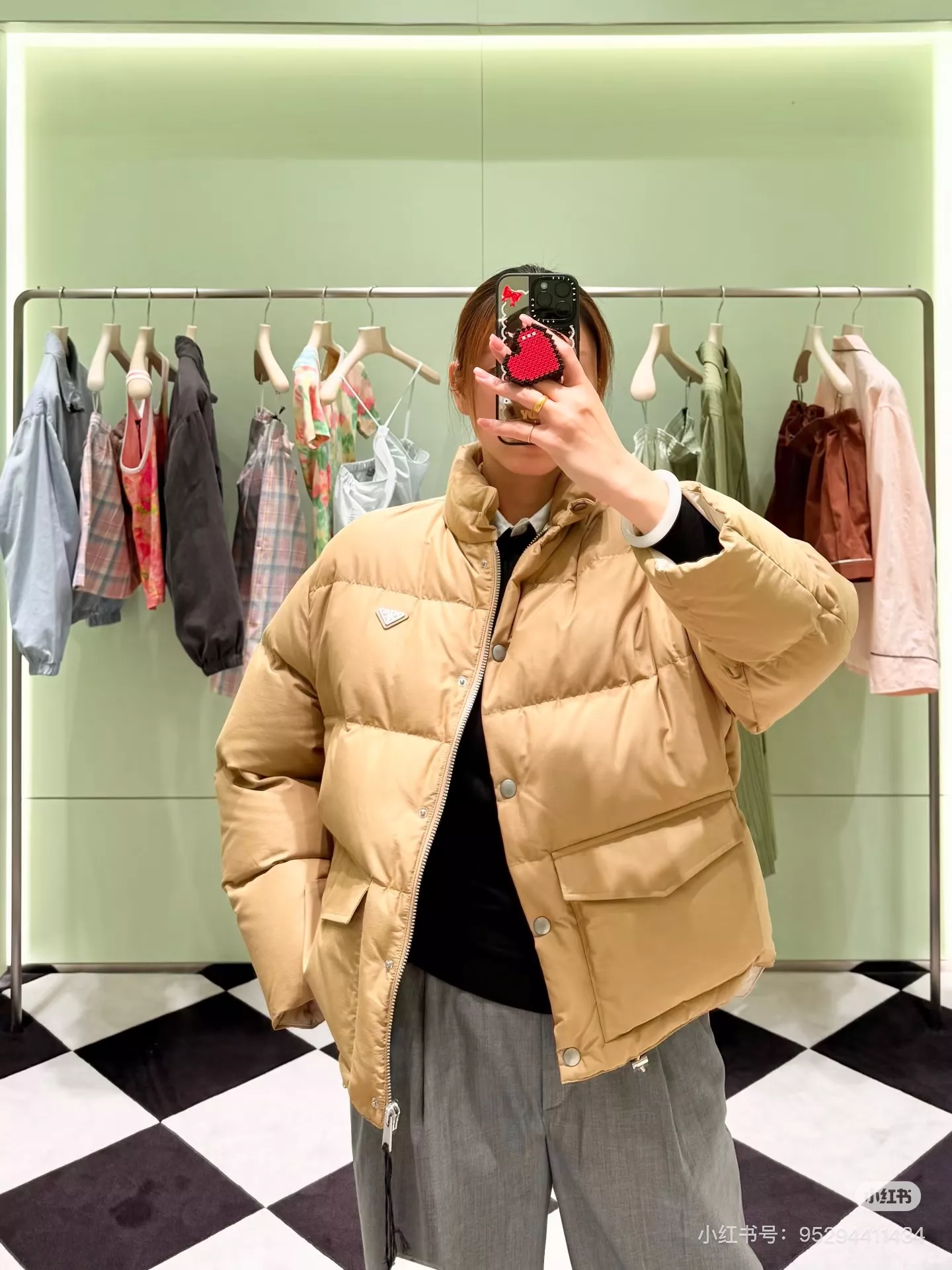 프라다 25FW 하이넥 볼륨 쇼트 패딩 재킷 상세 이미지 40