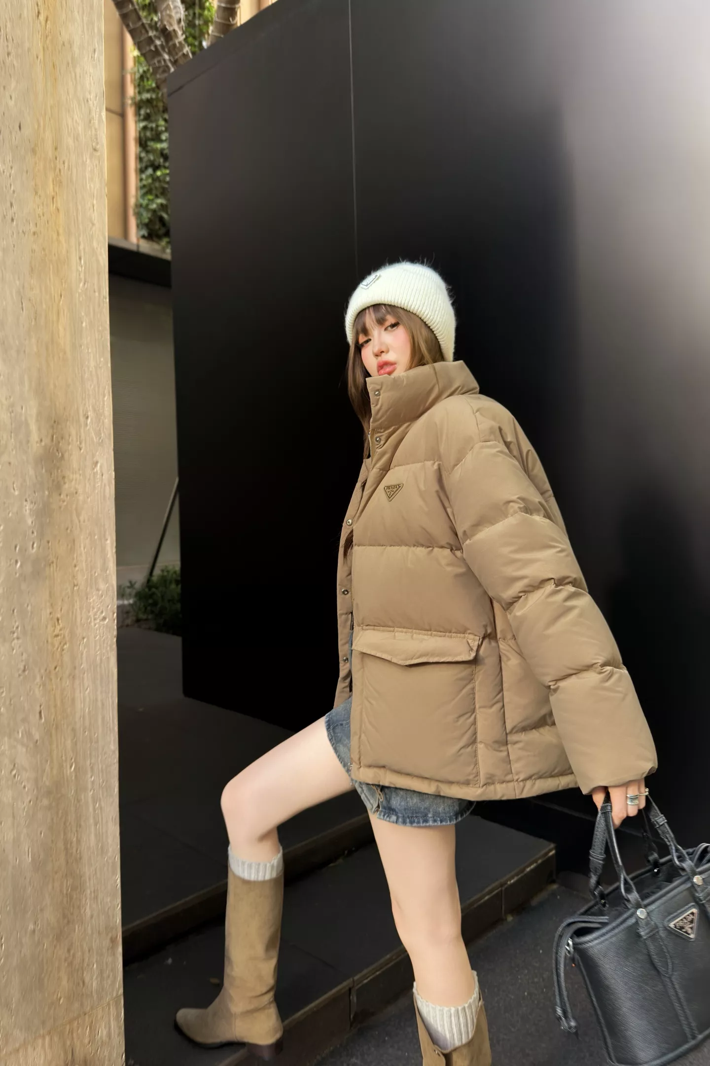프라다 25FW 하이넥 볼륨 쇼트 패딩 재킷 상세 이미지 54