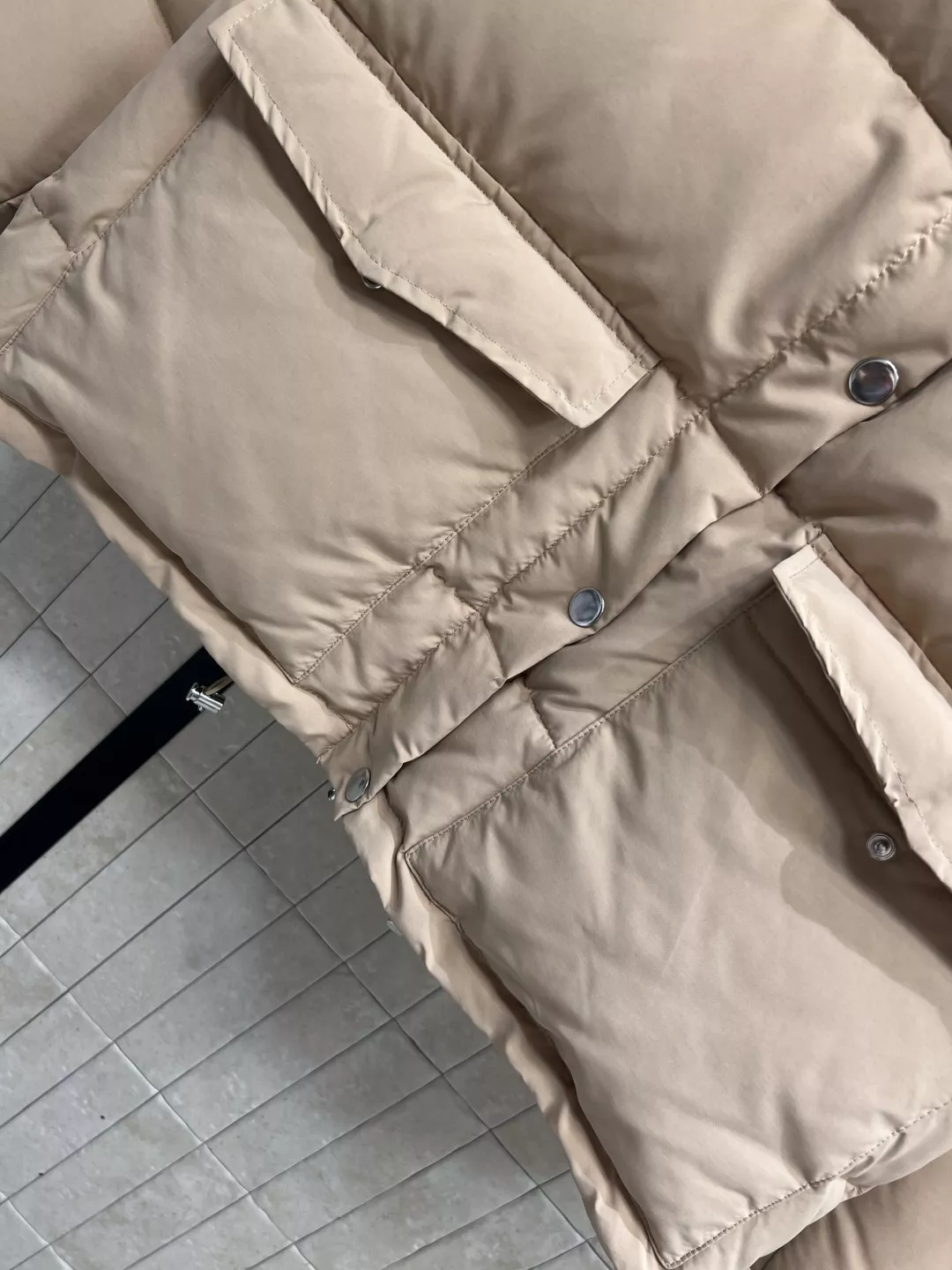 프라다 25FW 하이넥 볼륨 쇼트 패딩 재킷 상세 이미지 4