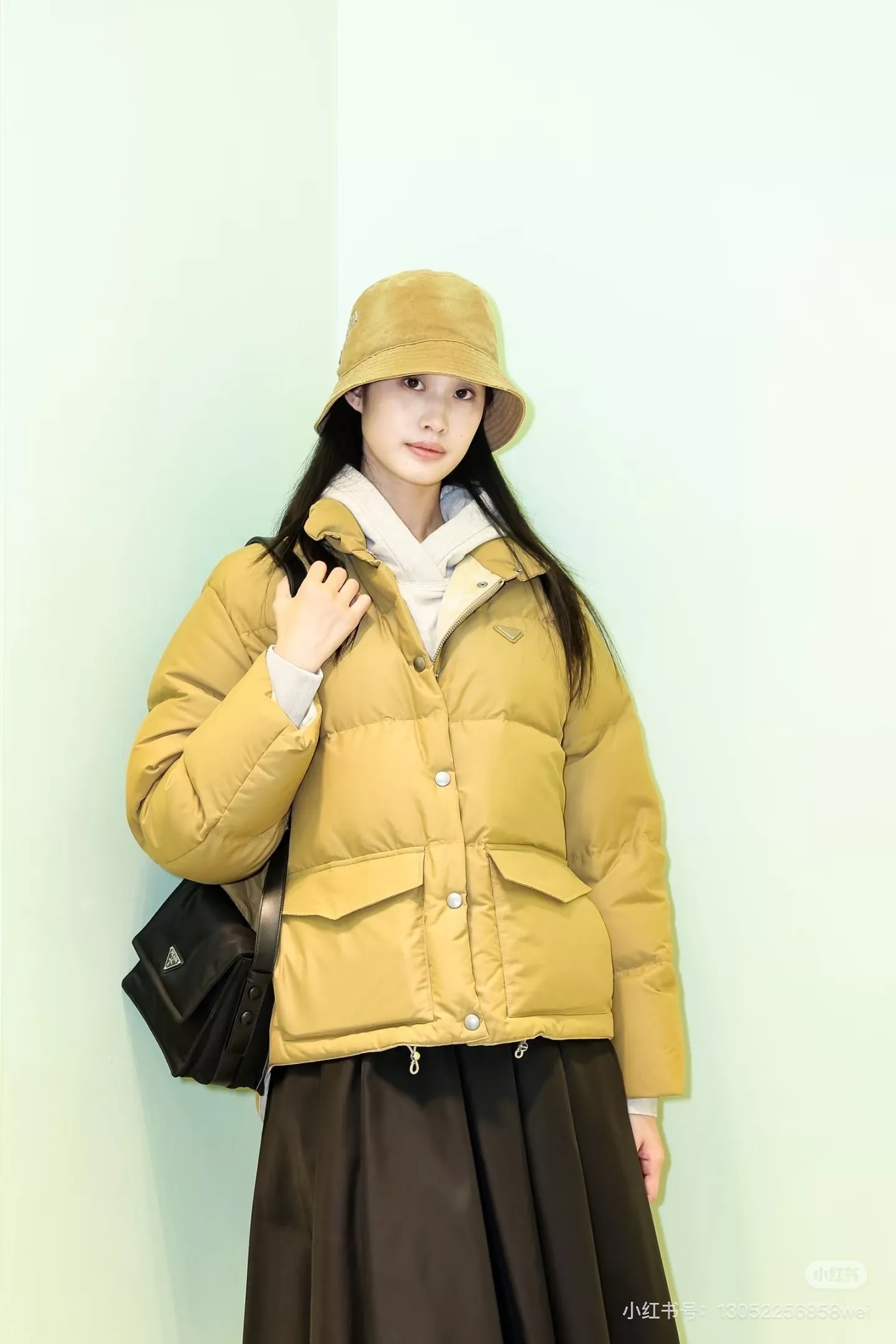 프라다 25FW 하이넥 볼륨 쇼트 패딩 재킷 상세 이미지 34