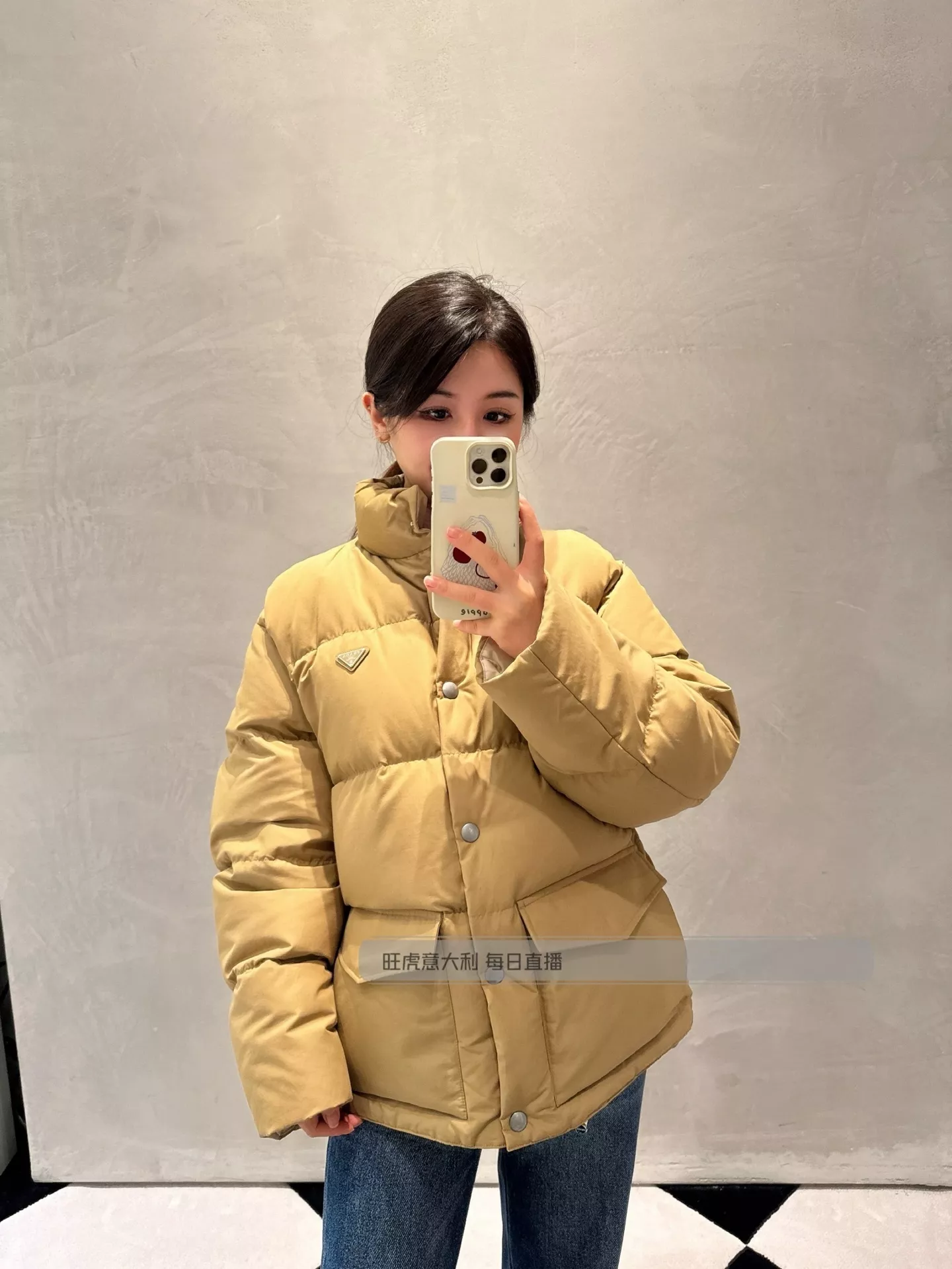 프라다 25FW 하이넥 볼륨 쇼트 패딩 재킷 상세 이미지 26
