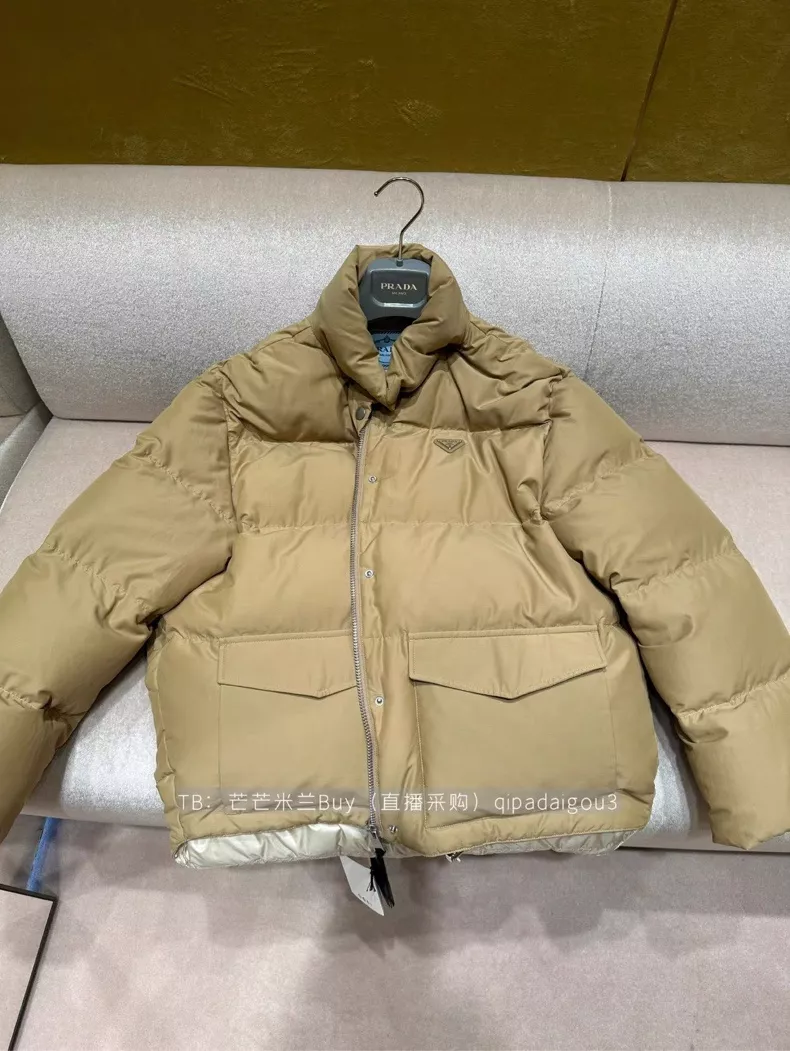 프라다 25FW 하이넥 볼륨 쇼트 패딩 재킷 상세 이미지 16
