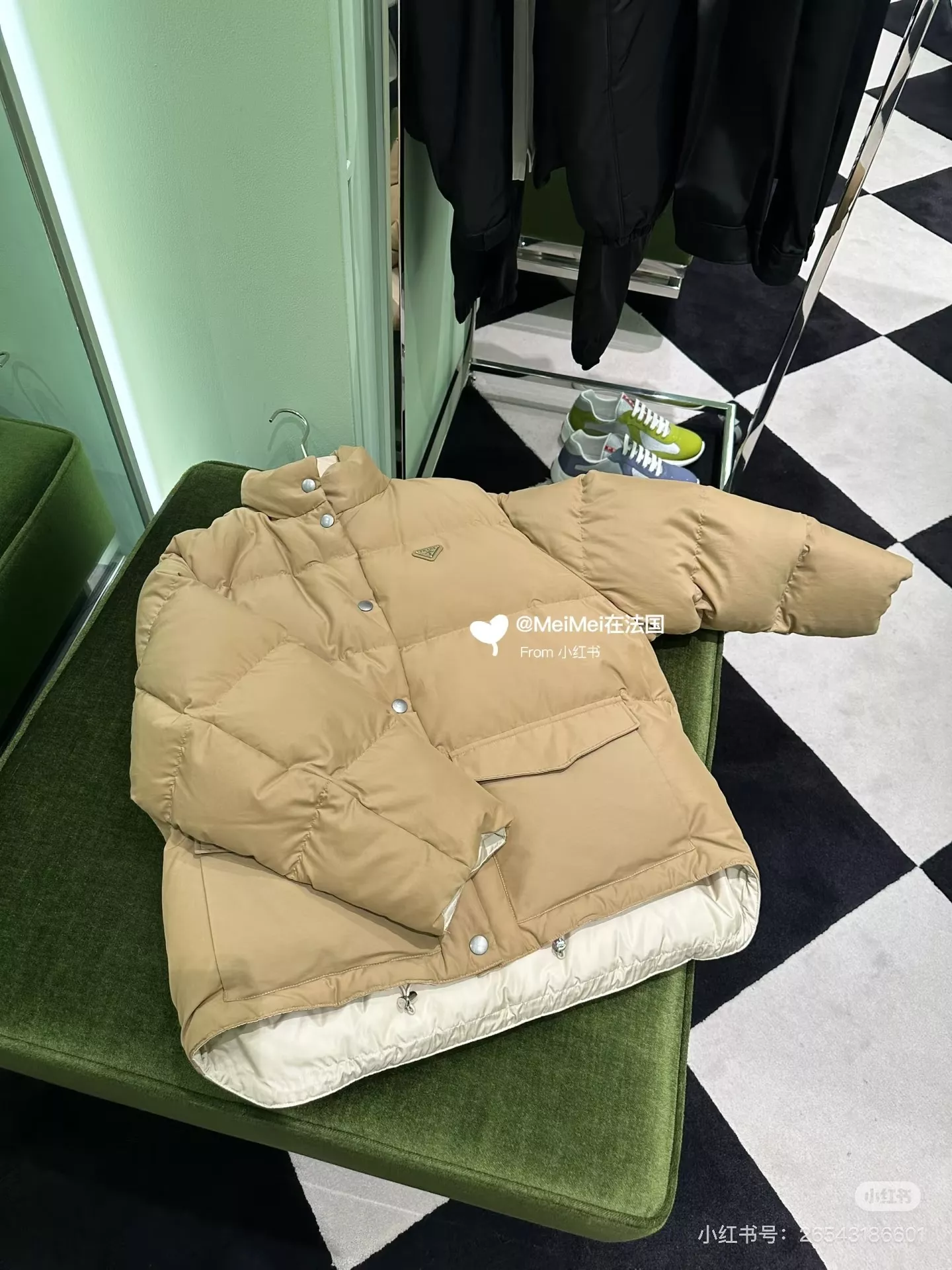 프라다 25FW 하이넥 볼륨 쇼트 패딩 재킷 상세 이미지 44