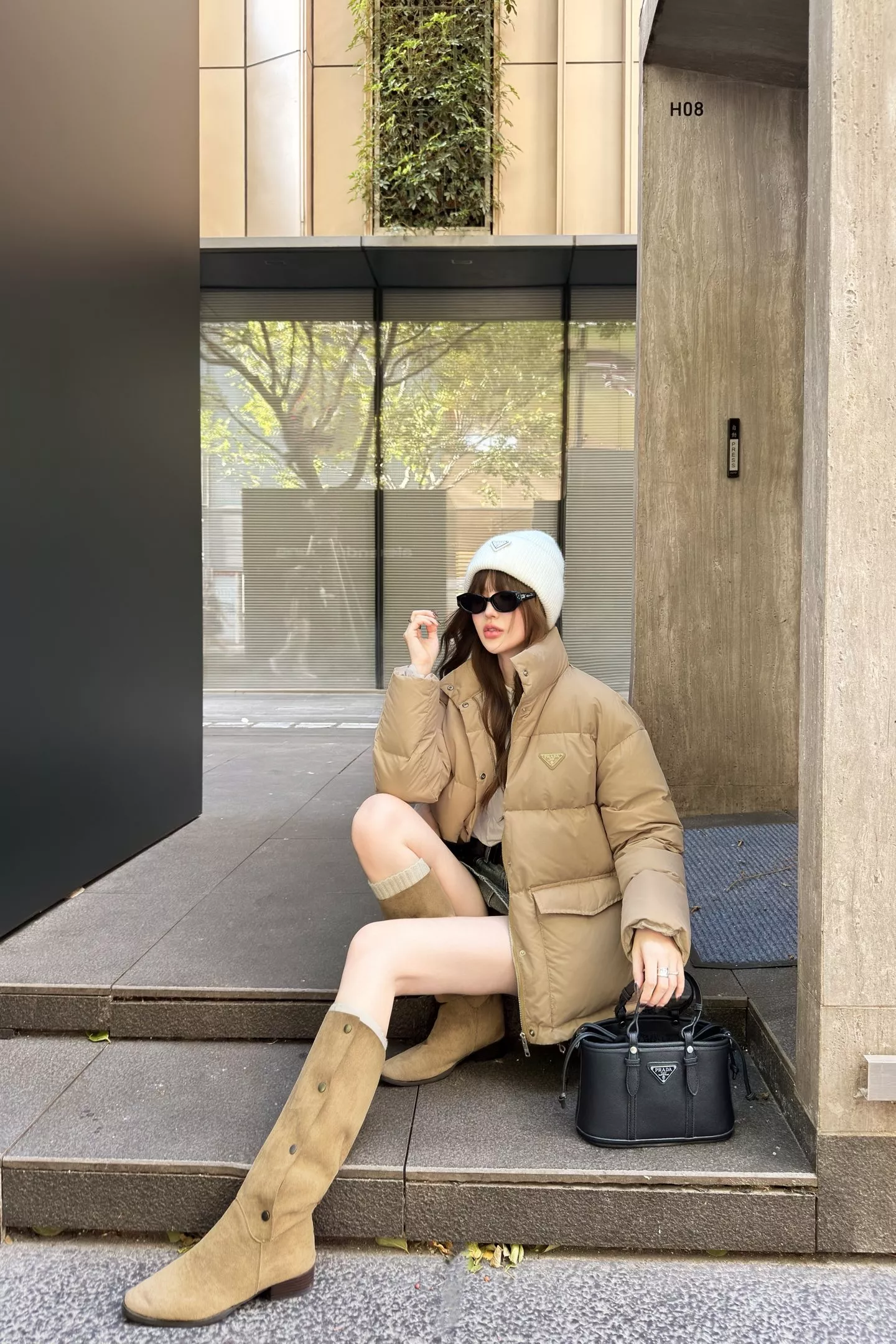프라다 25FW 하이넥 볼륨 쇼트 패딩 재킷 상세 이미지 58