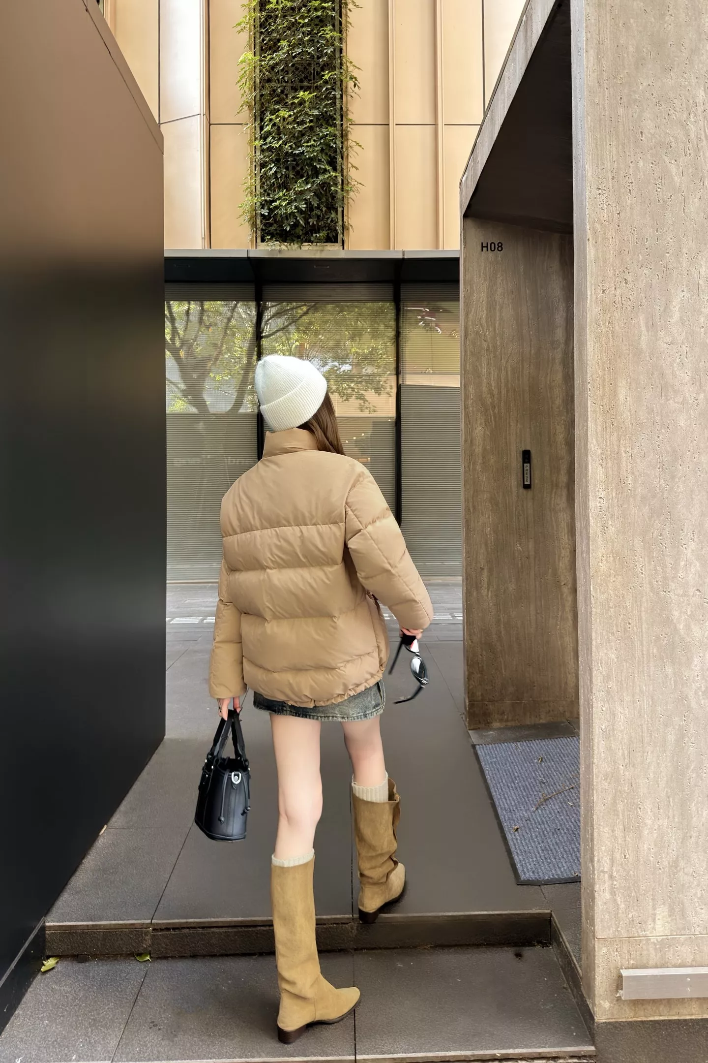 프라다 25FW 하이넥 볼륨 쇼트 패딩 재킷 상세 이미지 56