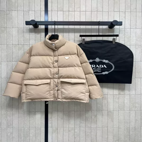 프라다 25FW 하이넥 볼륨 쇼트 패딩 재킷