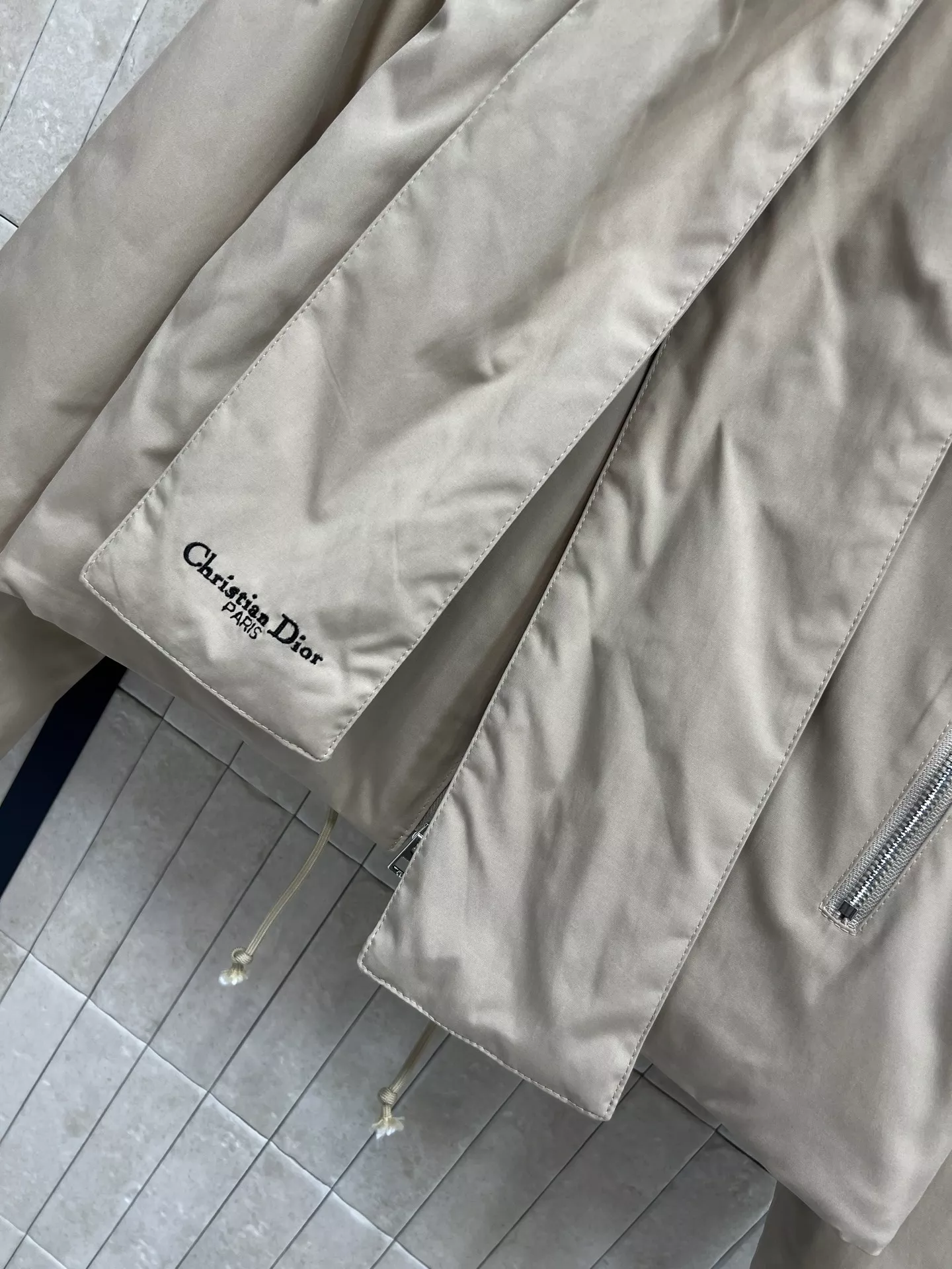 디올 25FW 탈부착 머플러 포인트 숏 패딩 점퍼 상세 이미지 3