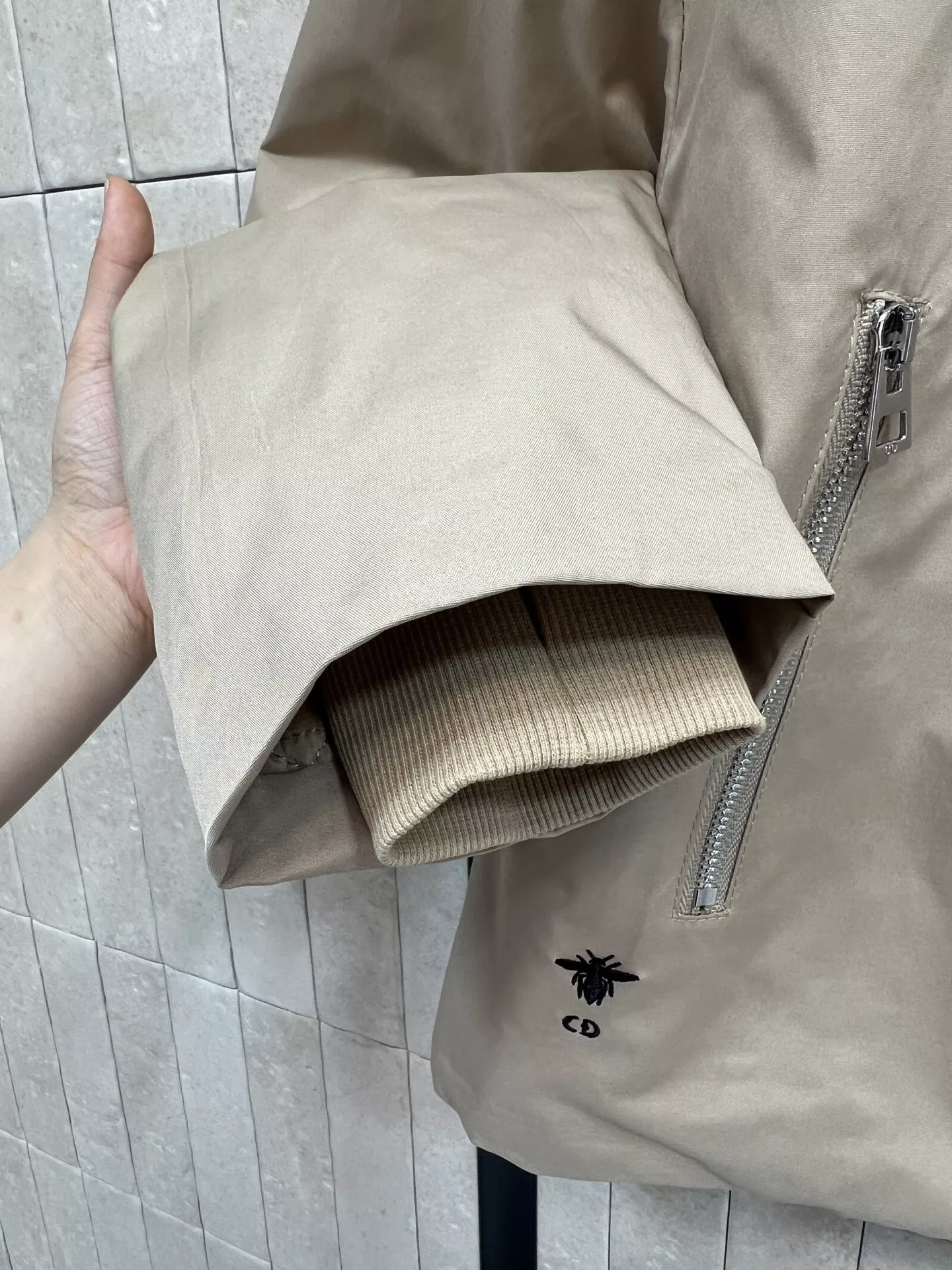 디올 25FW 탈부착 머플러 포인트 숏 패딩 점퍼 상세 이미지 5