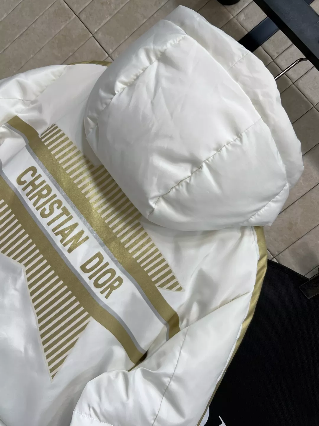 디올 골드 스타 로고 후드 하이넥 다운 재킷 상세 이미지 8