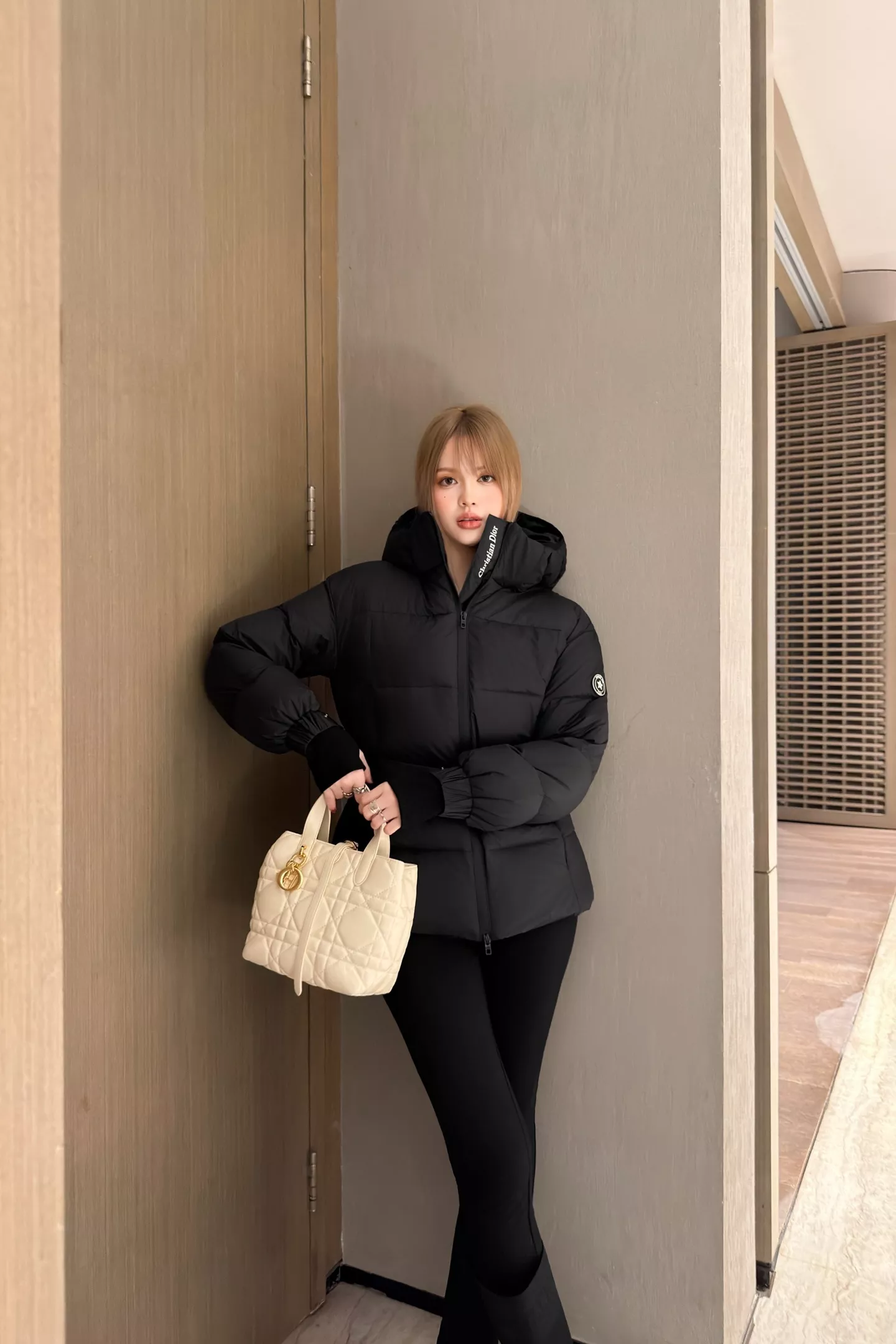 디올 탈부착 후드 하이넥 벨트 숏 다운 패딩 상세 이미지 46