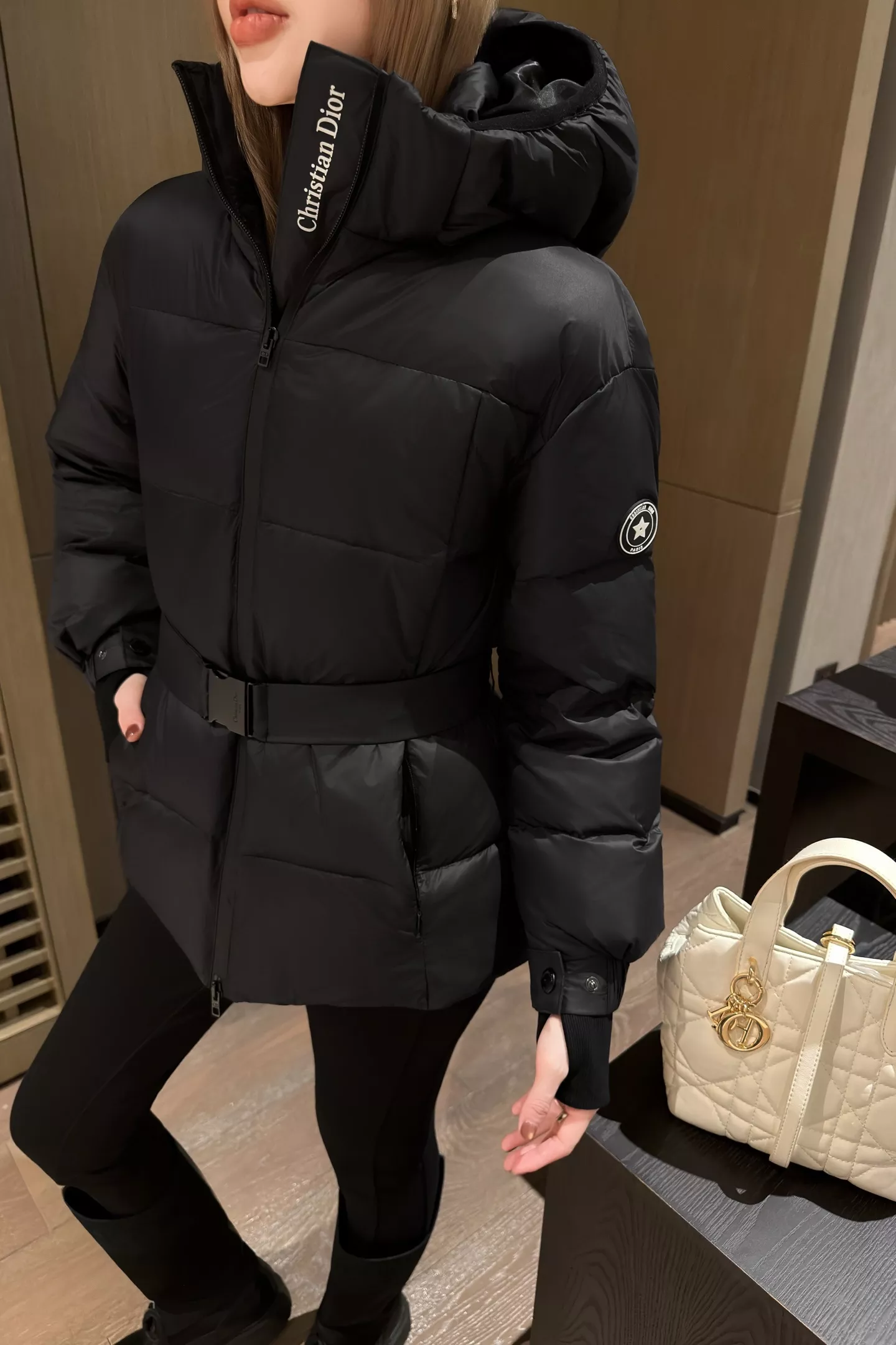 디올 탈부착 후드 하이넥 벨트 숏 다운 패딩 상세 이미지 47