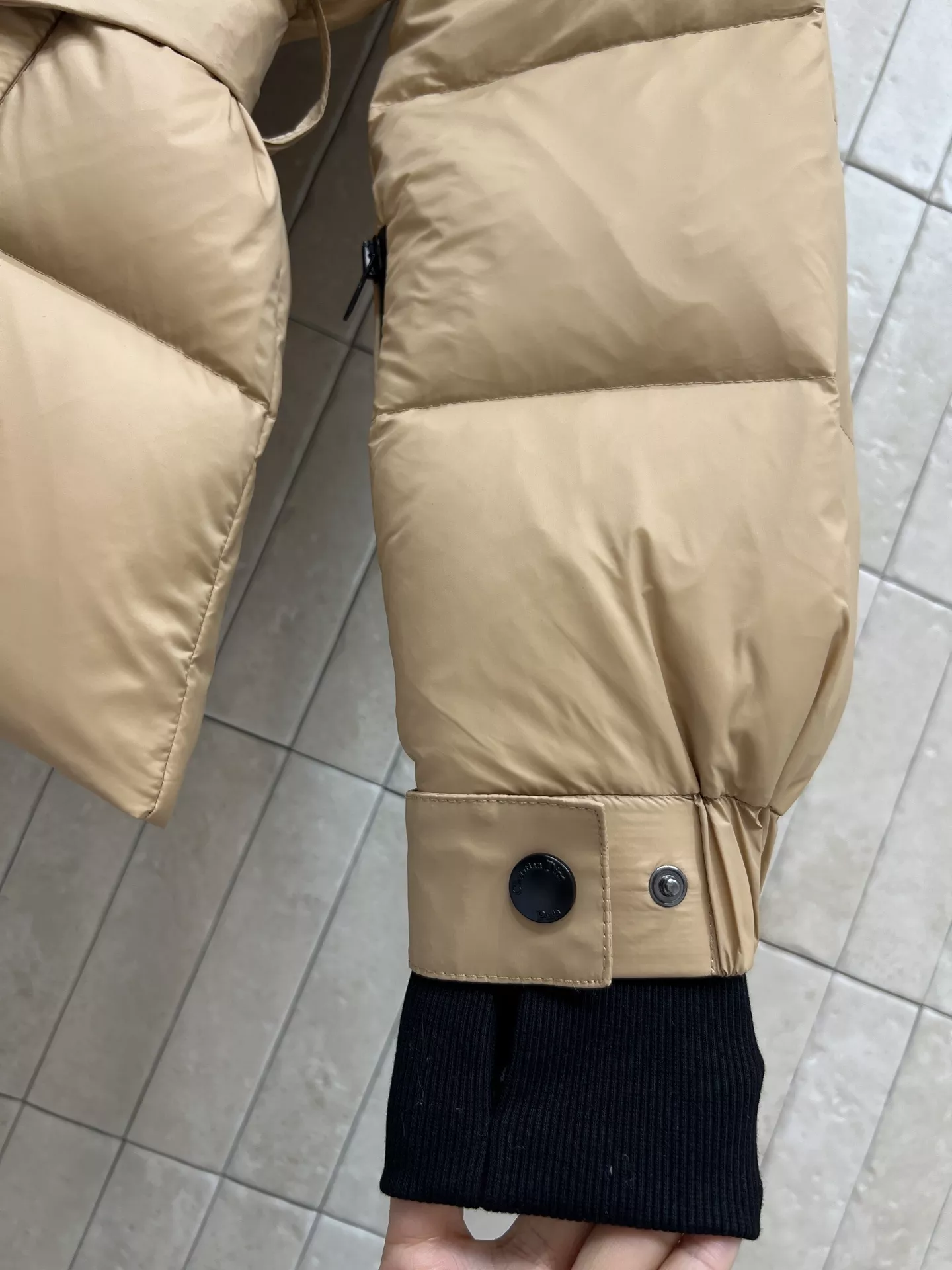 디올 탈부착 후드 하이넥 벨트 숏 다운 패딩 상세 이미지 5