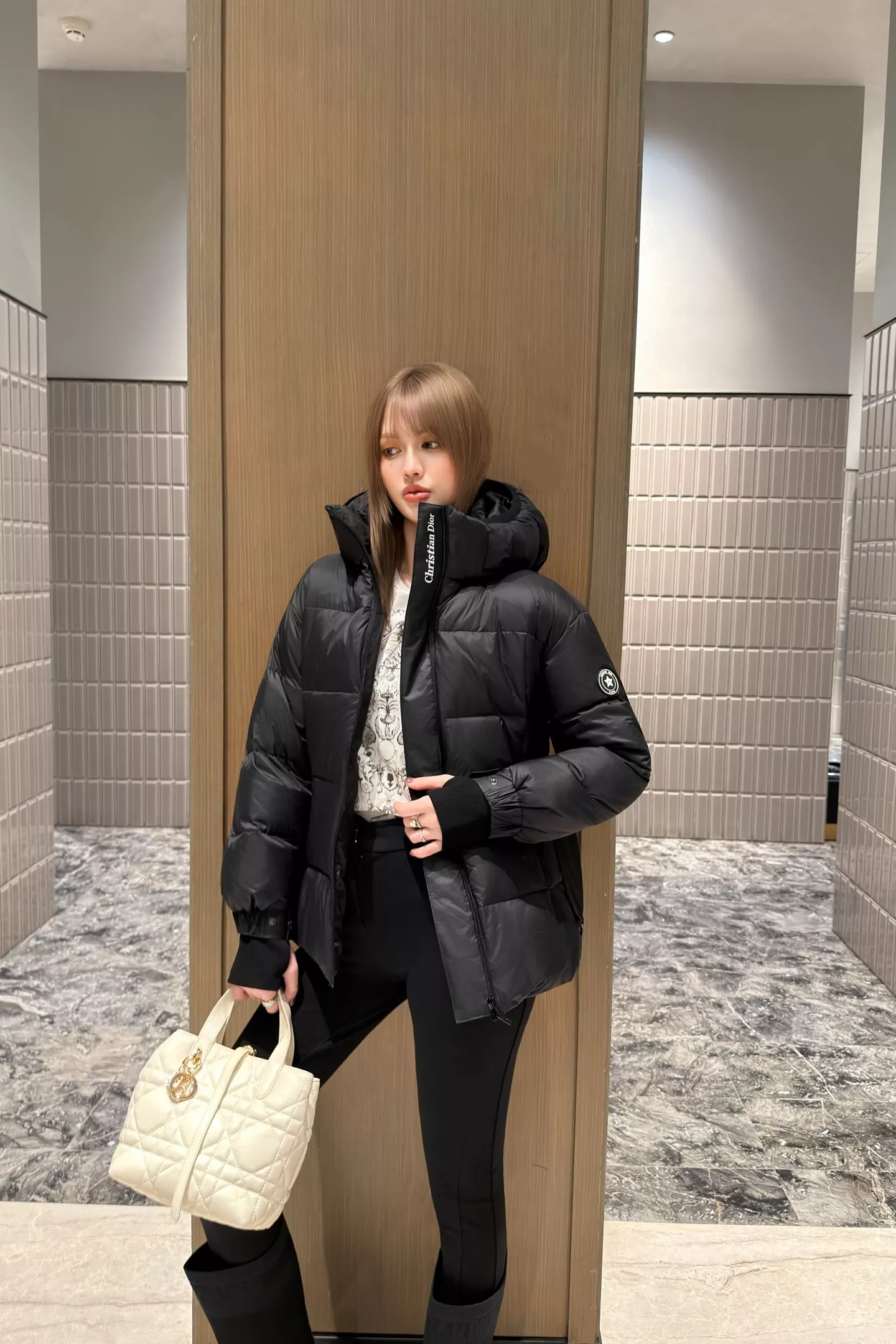 디올 탈부착 후드 하이넥 벨트 숏 다운 패딩 상세 이미지 57