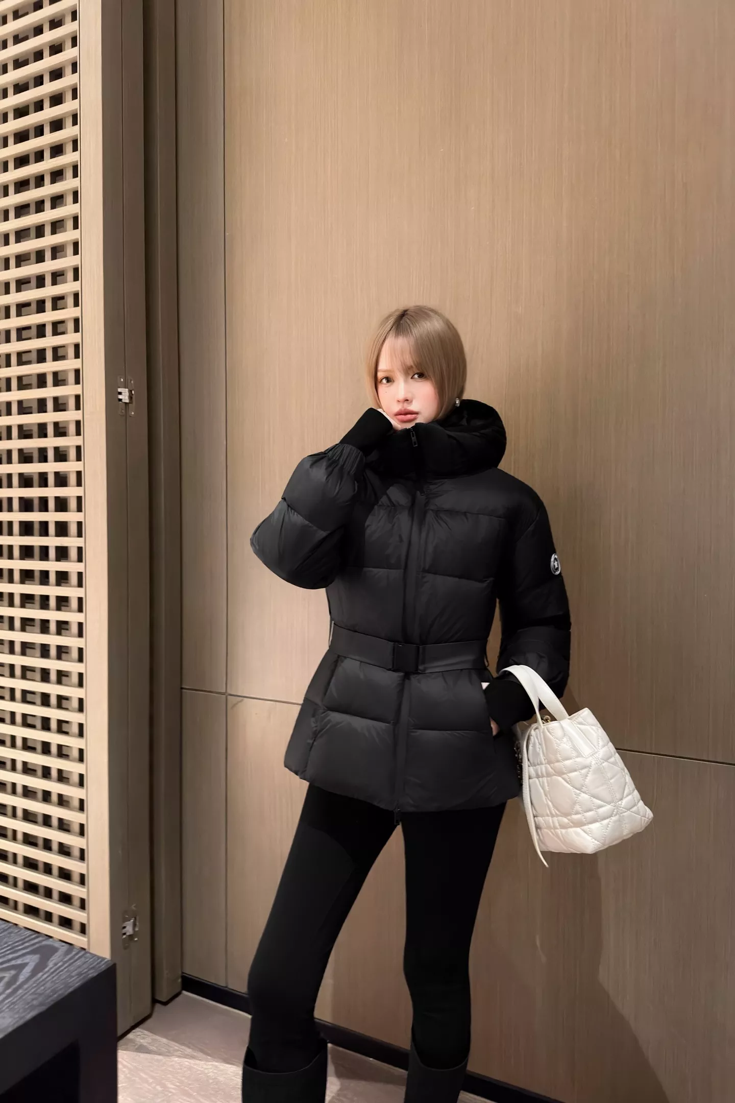 디올 탈부착 후드 하이넥 벨트 숏 다운 패딩 상세 이미지 48