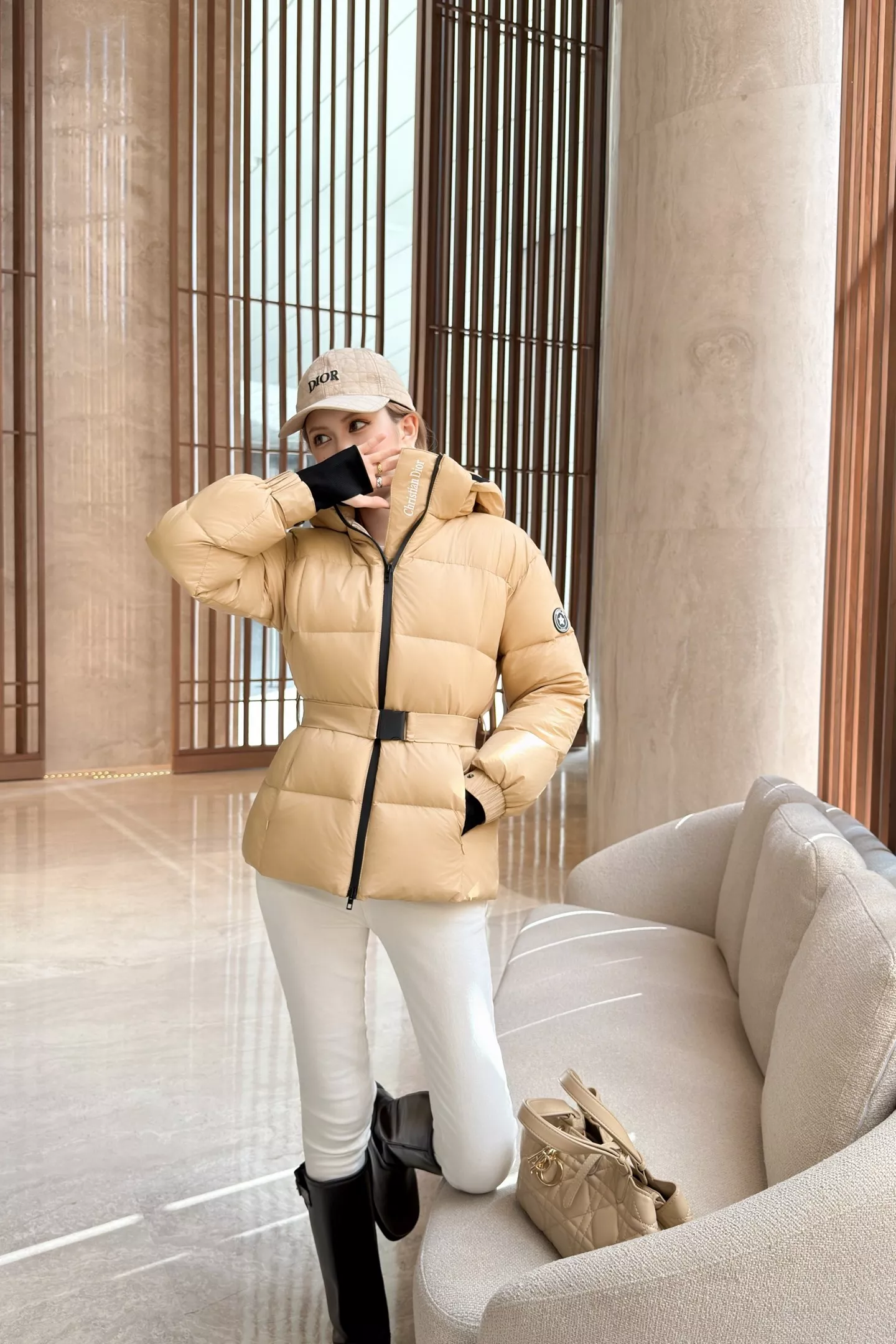 디올 탈부착 후드 하이넥 벨트 숏 다운 패딩 상세 이미지 34