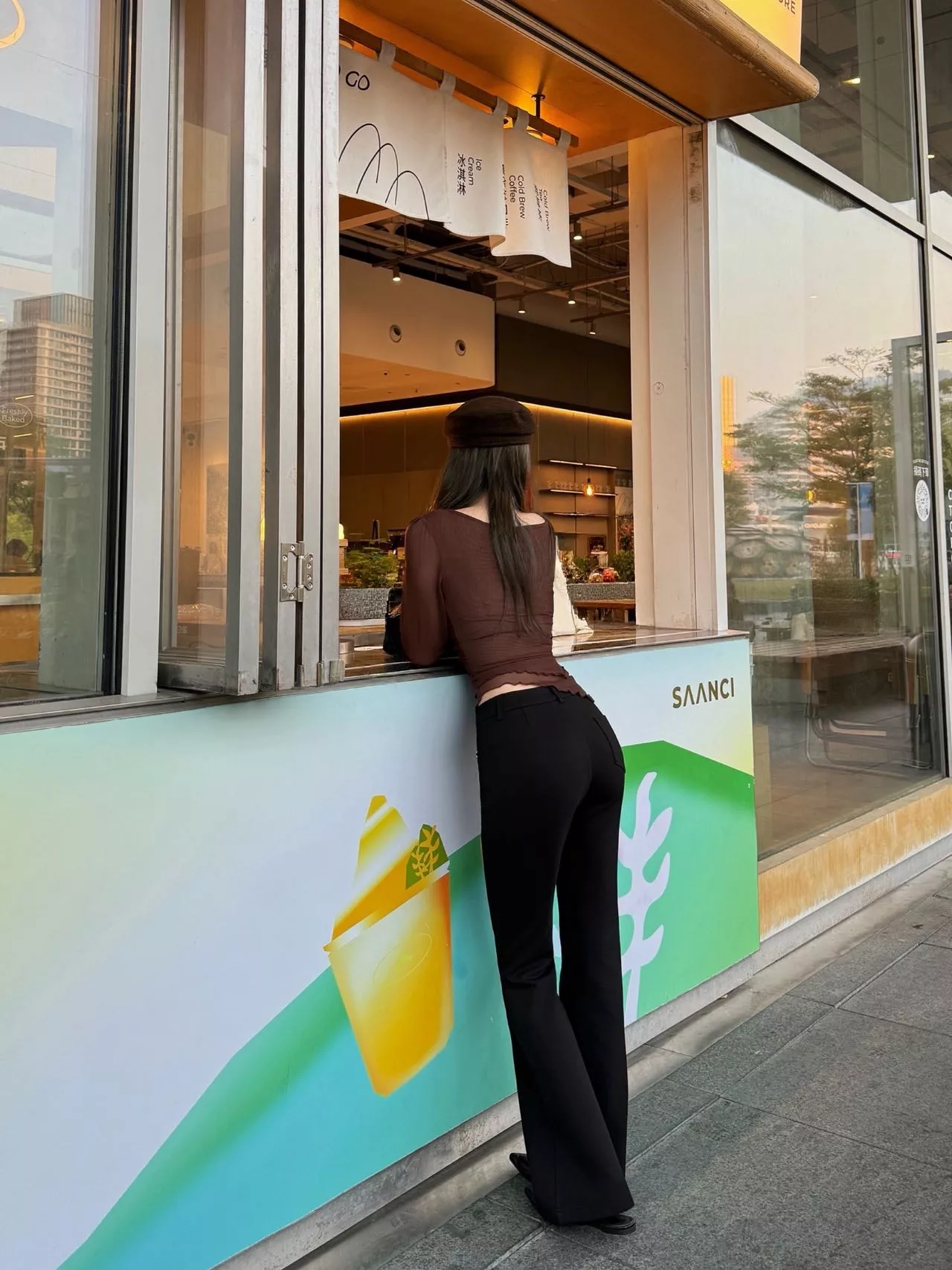 루이비통 블랙 하이웨이스트 마이크로 부츠컷 팬츠 상세 이미지 15