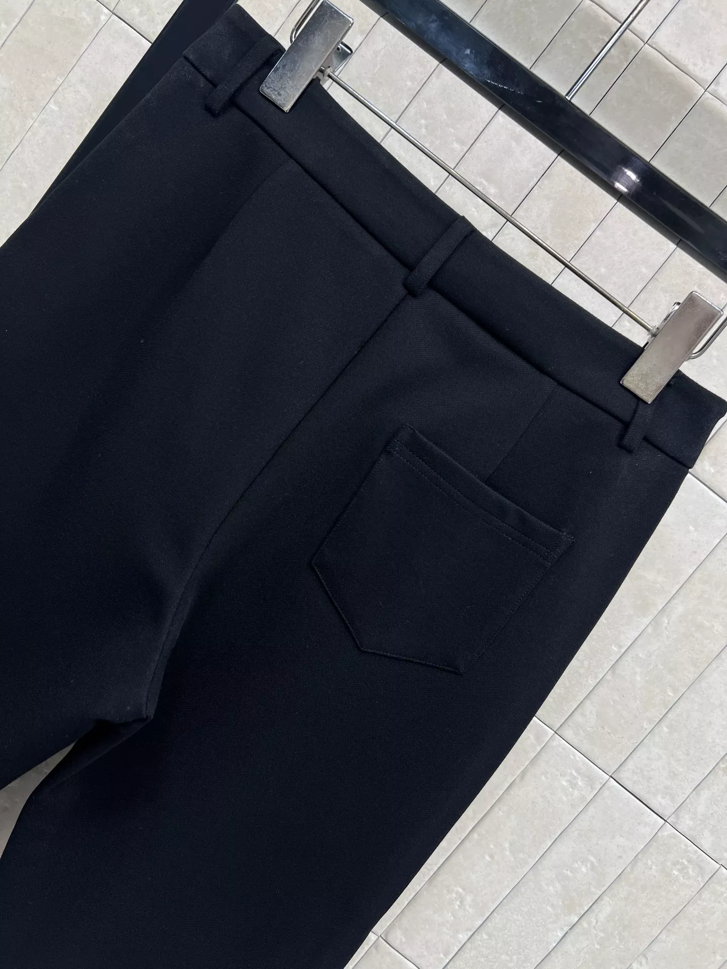 루이비통 블랙 하이웨이스트 마이크로 부츠컷 팬츠 상세 이미지 8