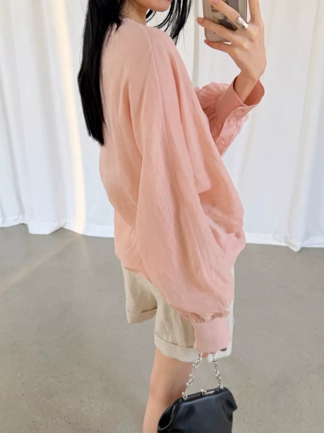 노브랜드 브이넥 슬림핏 린넨 혼방 셔링 긴소매 셔츠 상세 이미지 12