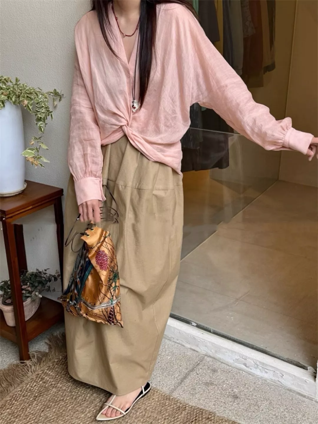 노브랜드 브이넥 슬림핏 린넨 혼방 셔링 긴소매 셔츠 상세 이미지 11