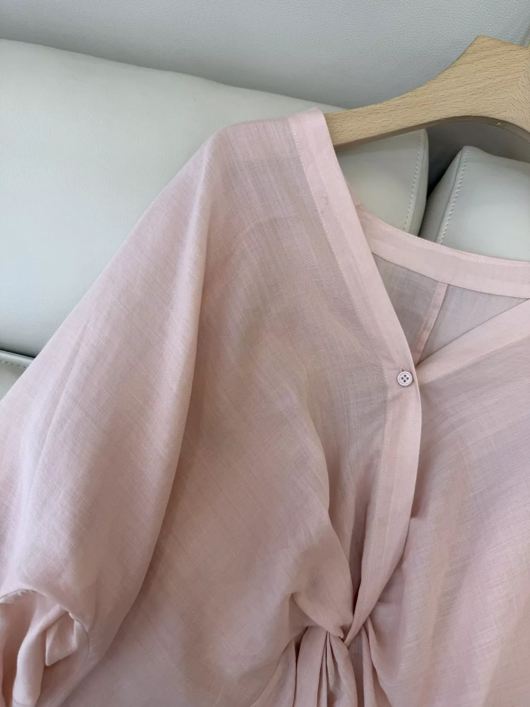 노브랜드 브이넥 슬림핏 린넨 혼방 셔링 긴소매 셔츠 상세 이미지 5