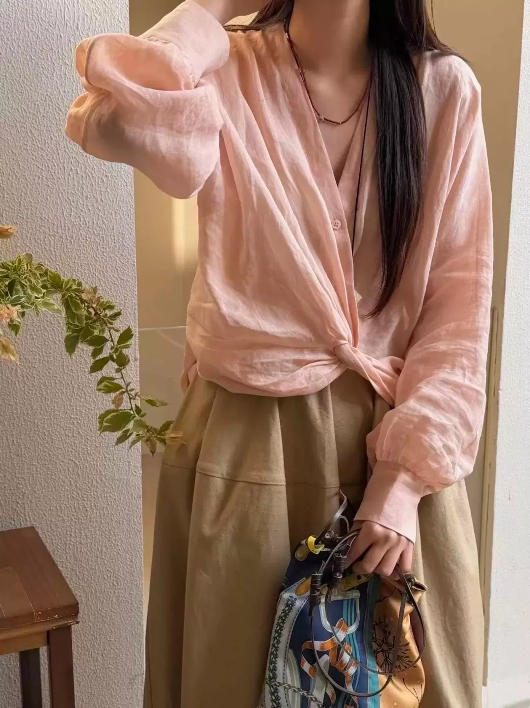노브랜드 브이넥 슬림핏 린넨 혼방 셔링 긴소매 셔츠 상세 이미지 14