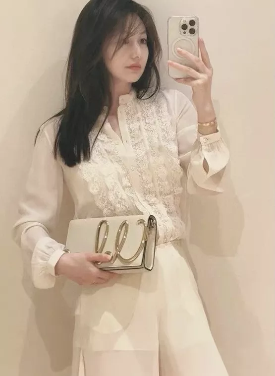 끌로에 우드이어 러플 레이스 자수 실크 블라우스 상세 이미지 14