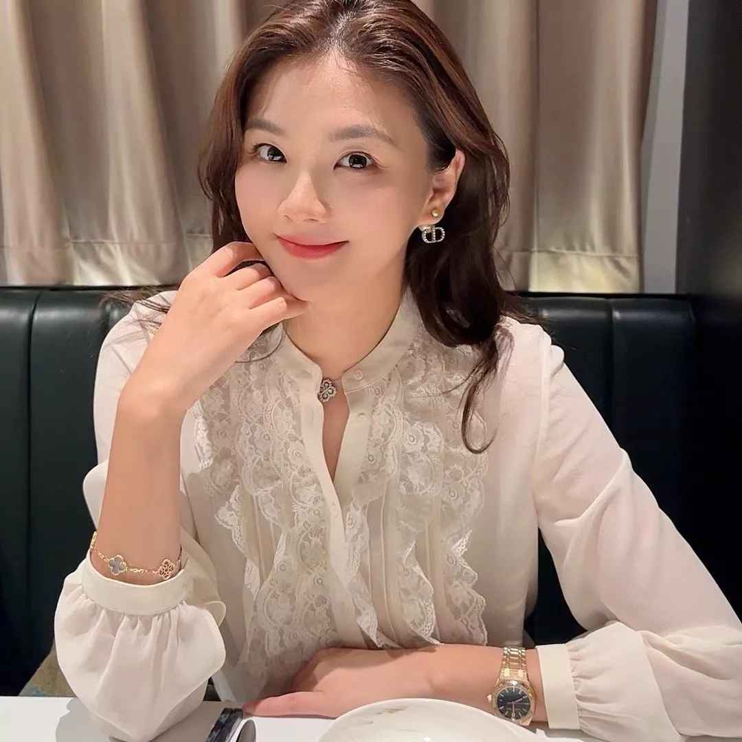 끌로에 우드이어 러플 레이스 자수 실크 블라우스 상세 이미지 15